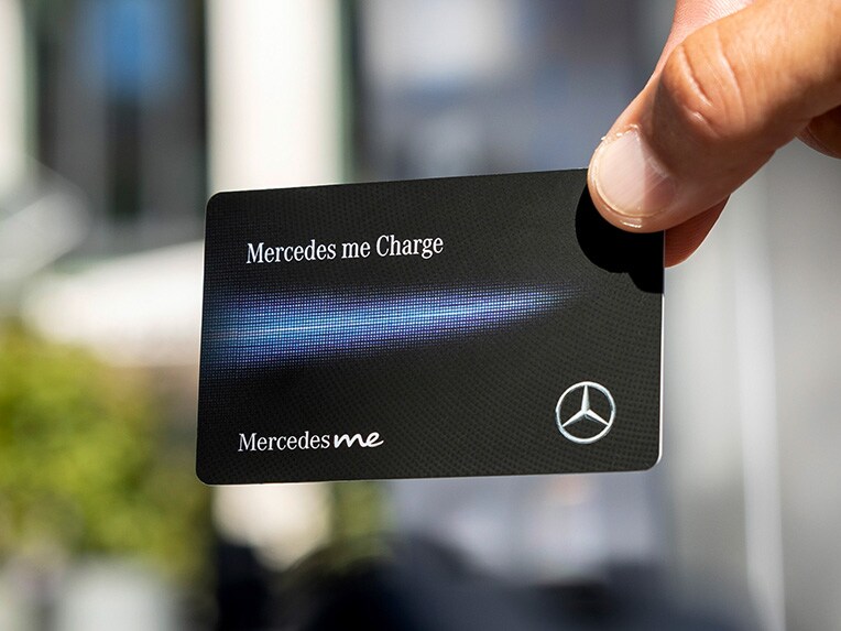 Un uomo ricarica un veicolo elettrico Mercedes-Benz da una stazione di ricarica IONITY.