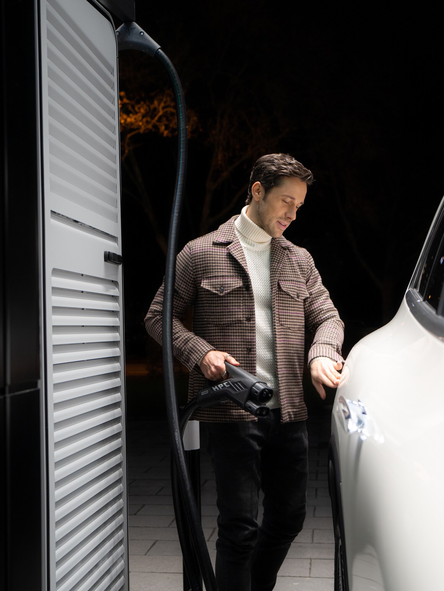 Uomo che ricarica la sua Mercedes-Benz elettrica