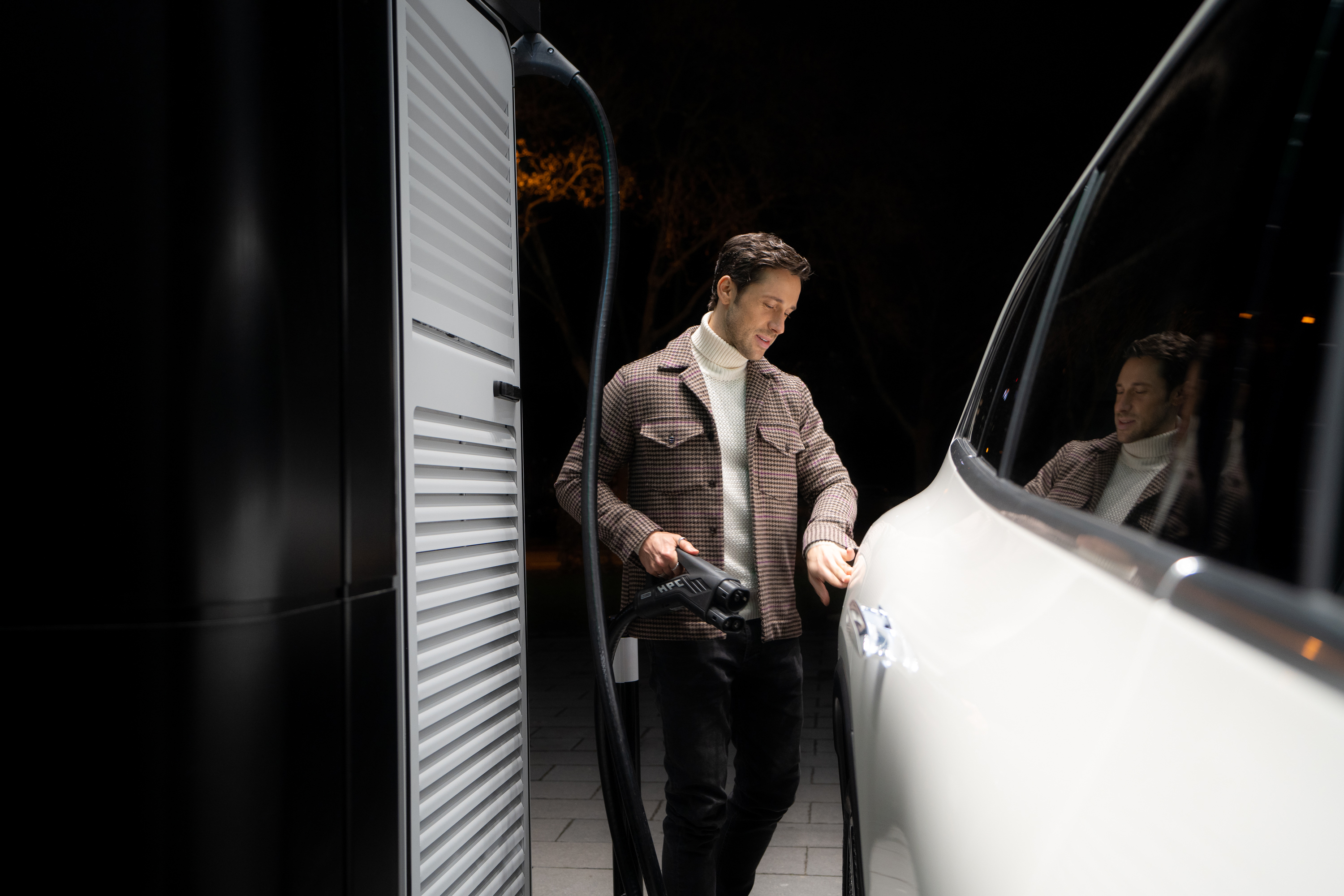 Soluzioni di ricarica | Mercedes-Benz Uomo che ricarica la sua Mercedes-Benz elettrica