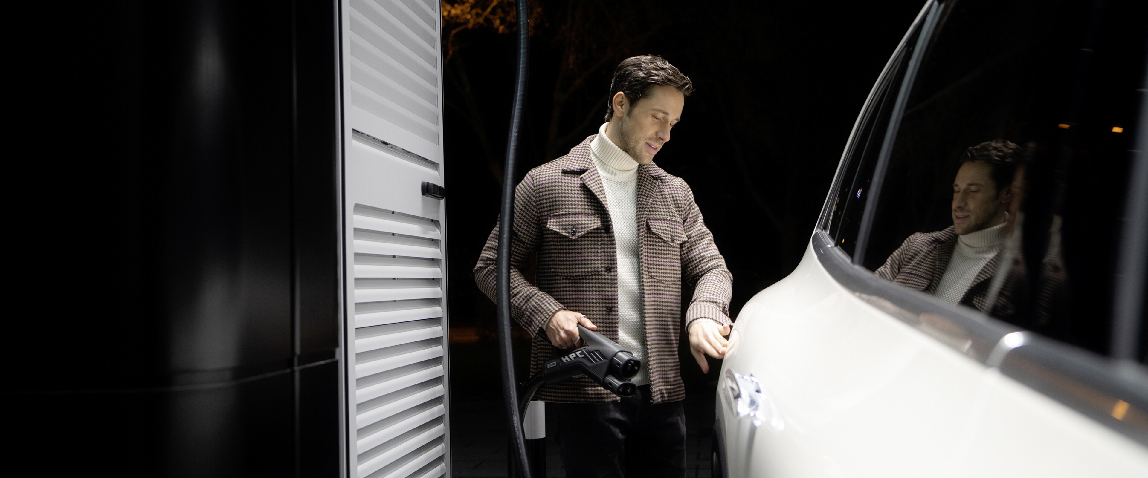 Un uomo sta ricaricando la sua Mercedes-Benz elettrica