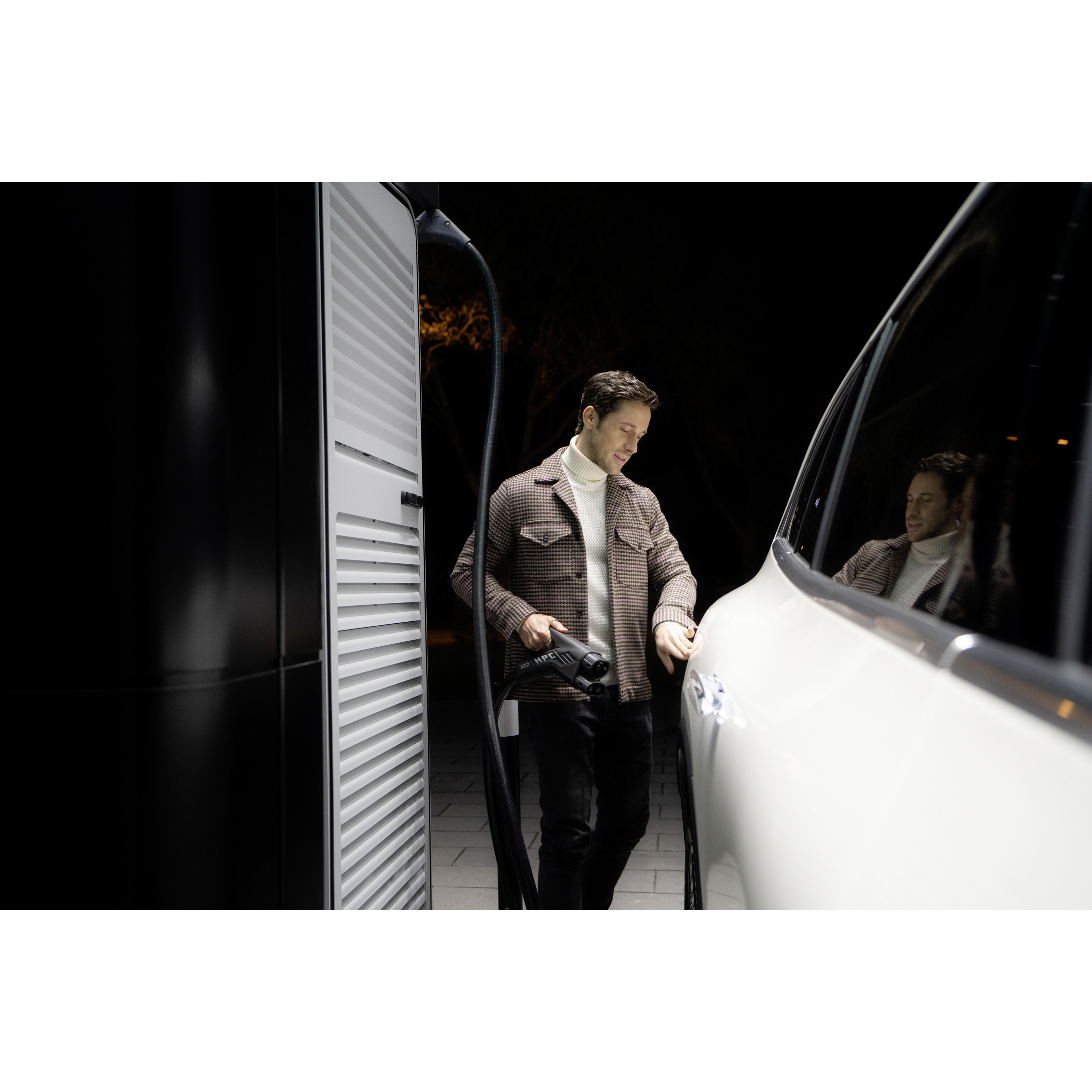 Ricarica | Mercedes-Benz Un uomo sta ricaricando la sua Mercedes-Benz elettrica