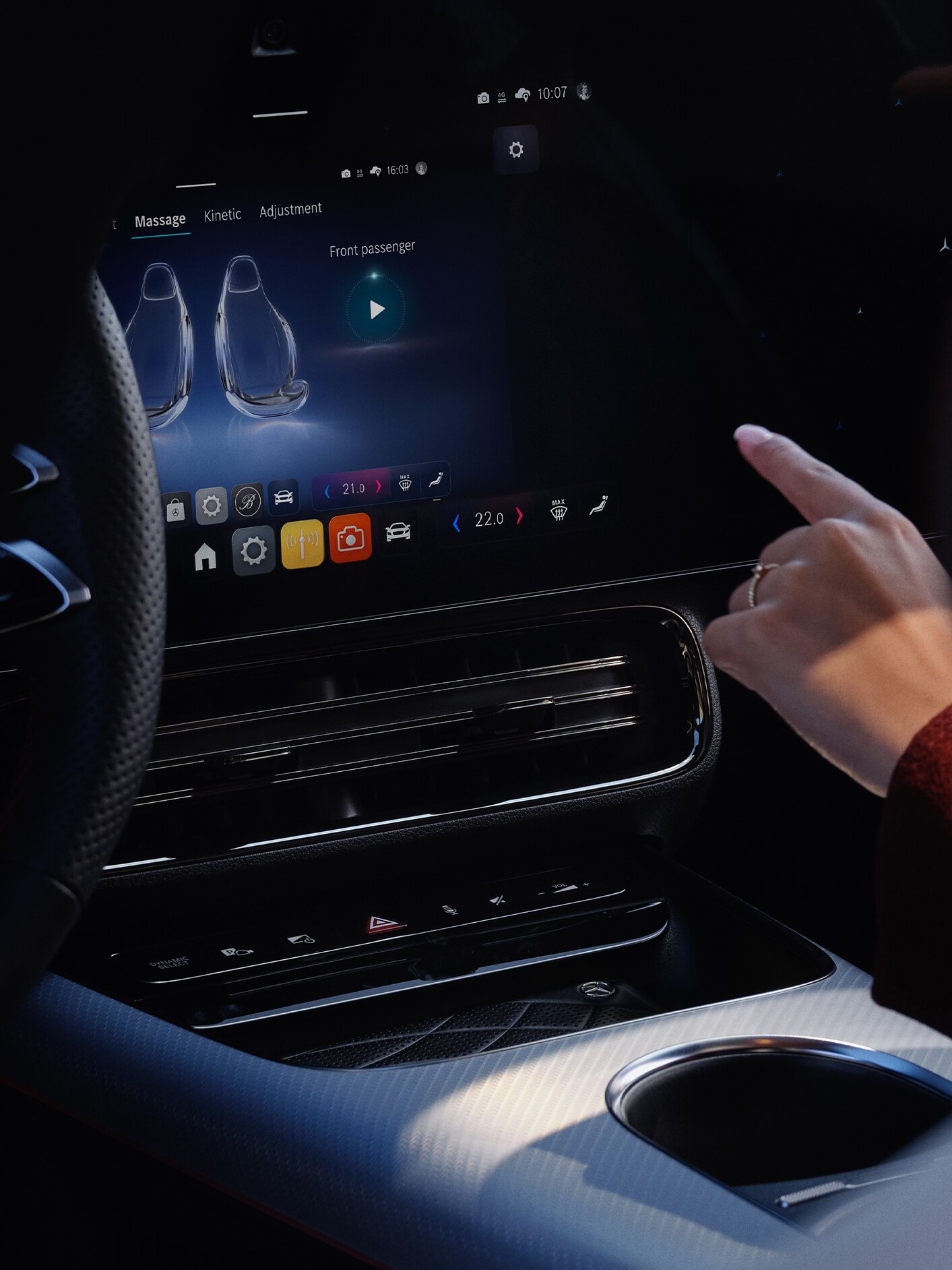 Il sistema multimediale MBUX visualizza le opzioni di personalizzazione all'interno di una vettura Mercedes-Benz.