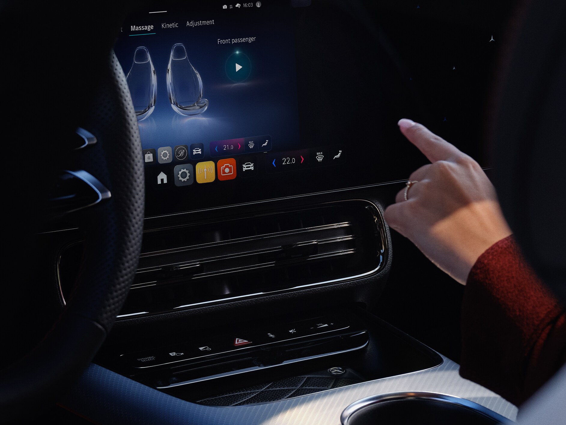 Il sistema multimediale MBUX visualizza le opzioni di personalizzazione all'interno di un veicolo Mercedes-Benz.