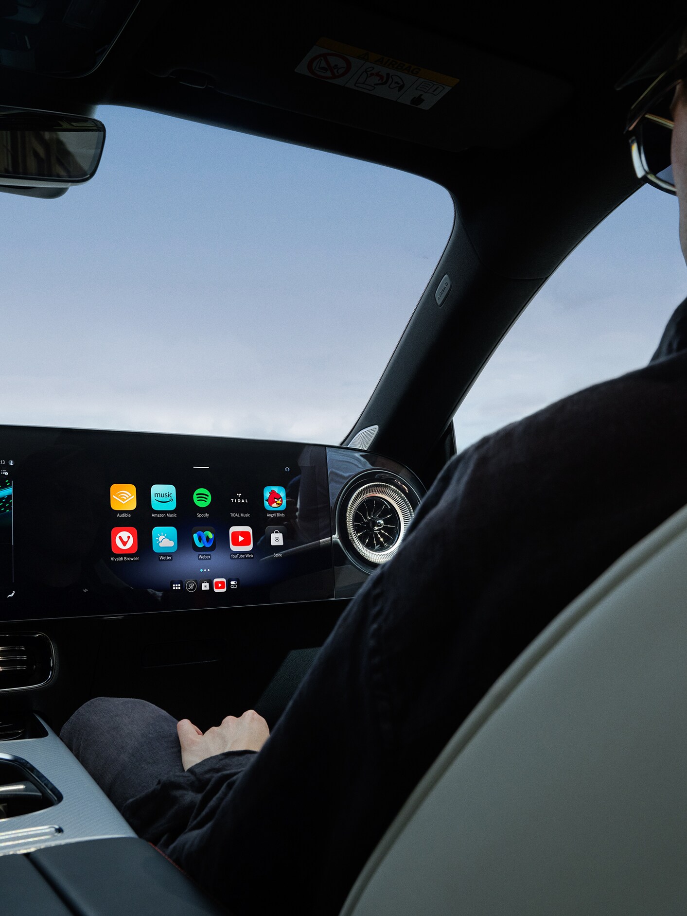 Vista interna dell'abitacolo di un veicolo Mercedes-Benz