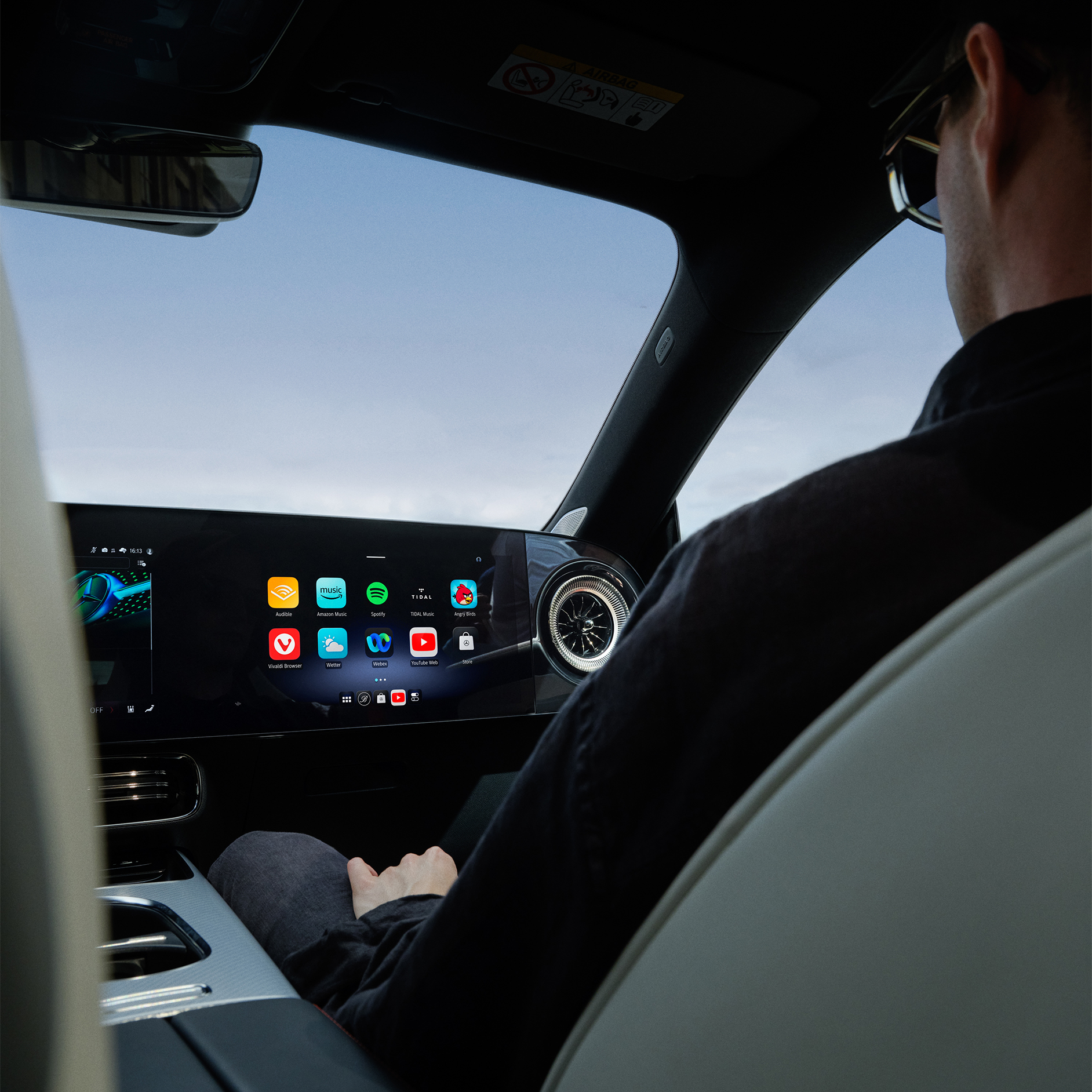 Assistenza vocale | Sistema multimediale MBUX | Mercedes-Benz Vista interna dell'abitacolo di un veicolo Mercedes-Benz
