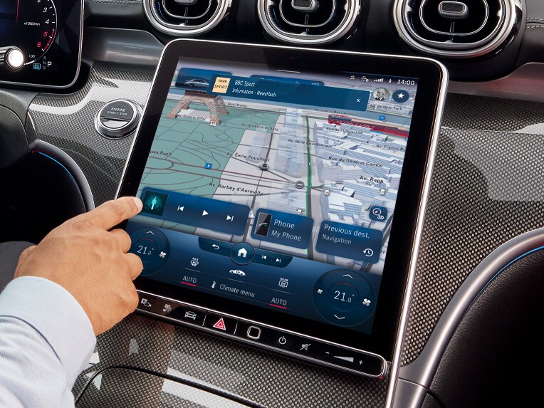 Il MBUX Hyperscreen con la visualizzazione NewsFlash in un veicolo Mercedes-Benz.