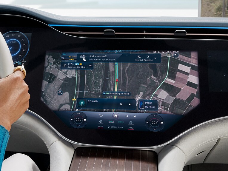 MBUX Hyperscreen con la schermata Tourguide in un veicolo Mercedes-Benz.