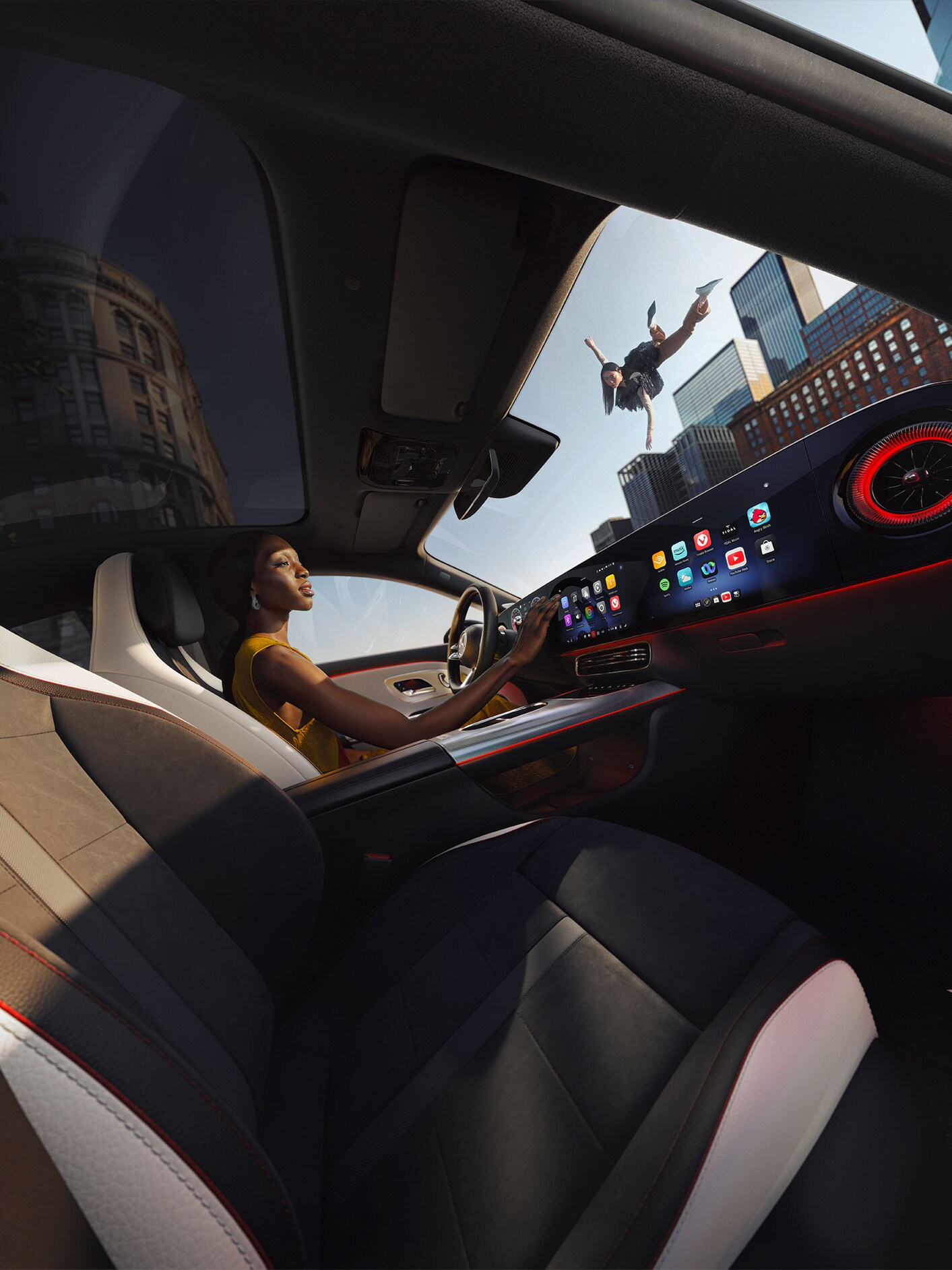 Una ragazza all'interno dell'abitacolo di nuoca CLA elettrica.