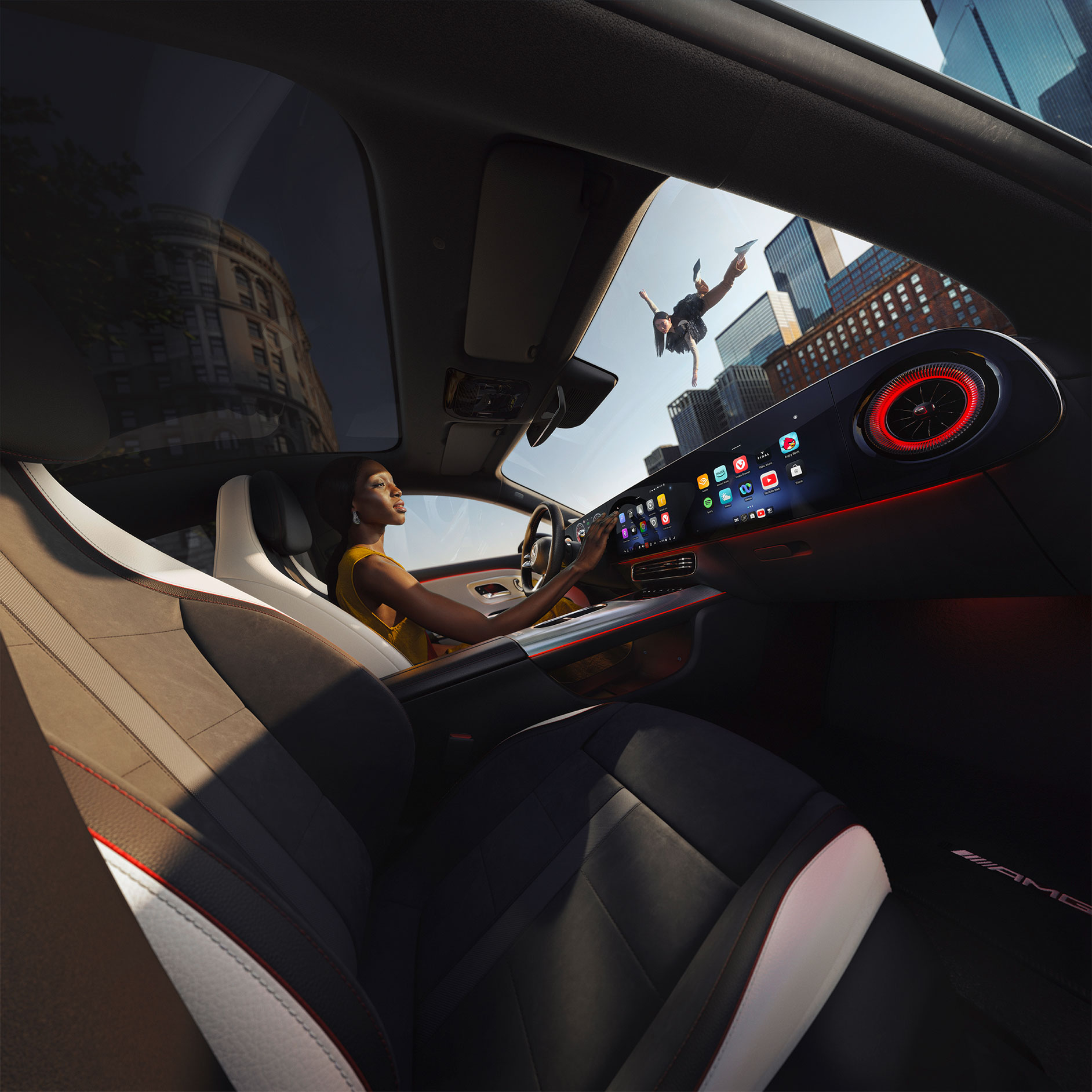 Comodamente. In modalità over-the-air | Aggiornamenti software over-the-air (OTA) | Mercedes-Benz Una ragazza all'interno dell'abitacolo di nuoca CLA elettrica.