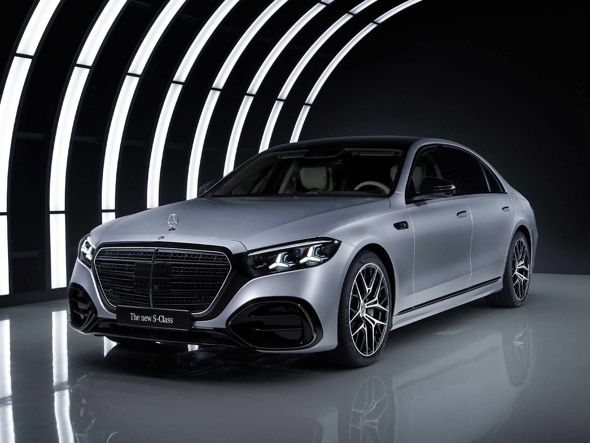 La Mercedes-Benz Classe S in studio, con un arco illuminato sullo sfondo.