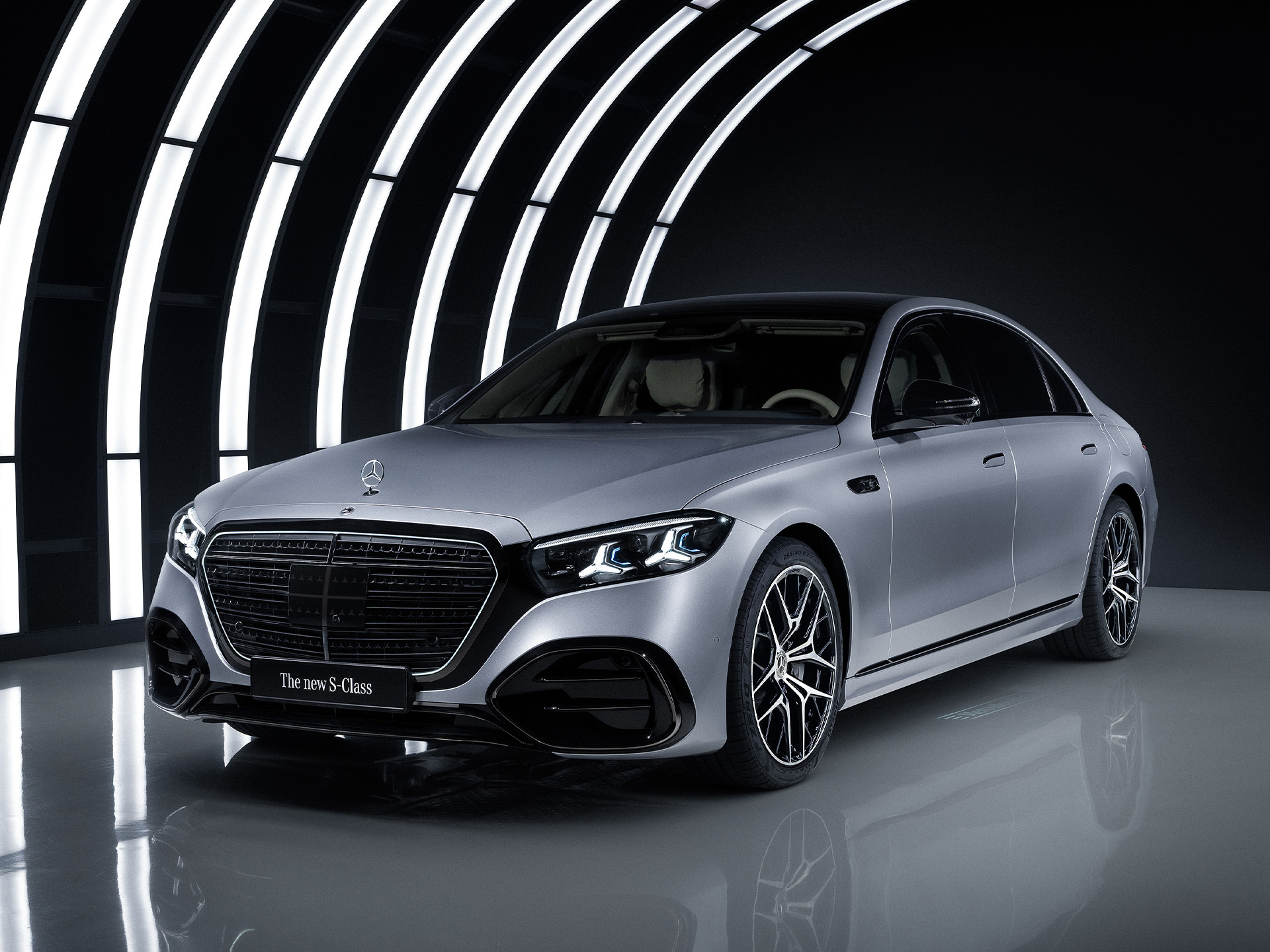 Tecnologia | Aggiornamenti software over-the-air (OTA) | Mercedes-Benz La Mercedes-Benz Classe S in studio, con un arco illuminato sullo sfondo.