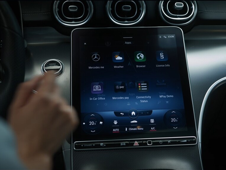 L'app Mercedes Pay viene visualizzata sul display di una Mercedes-Benz.