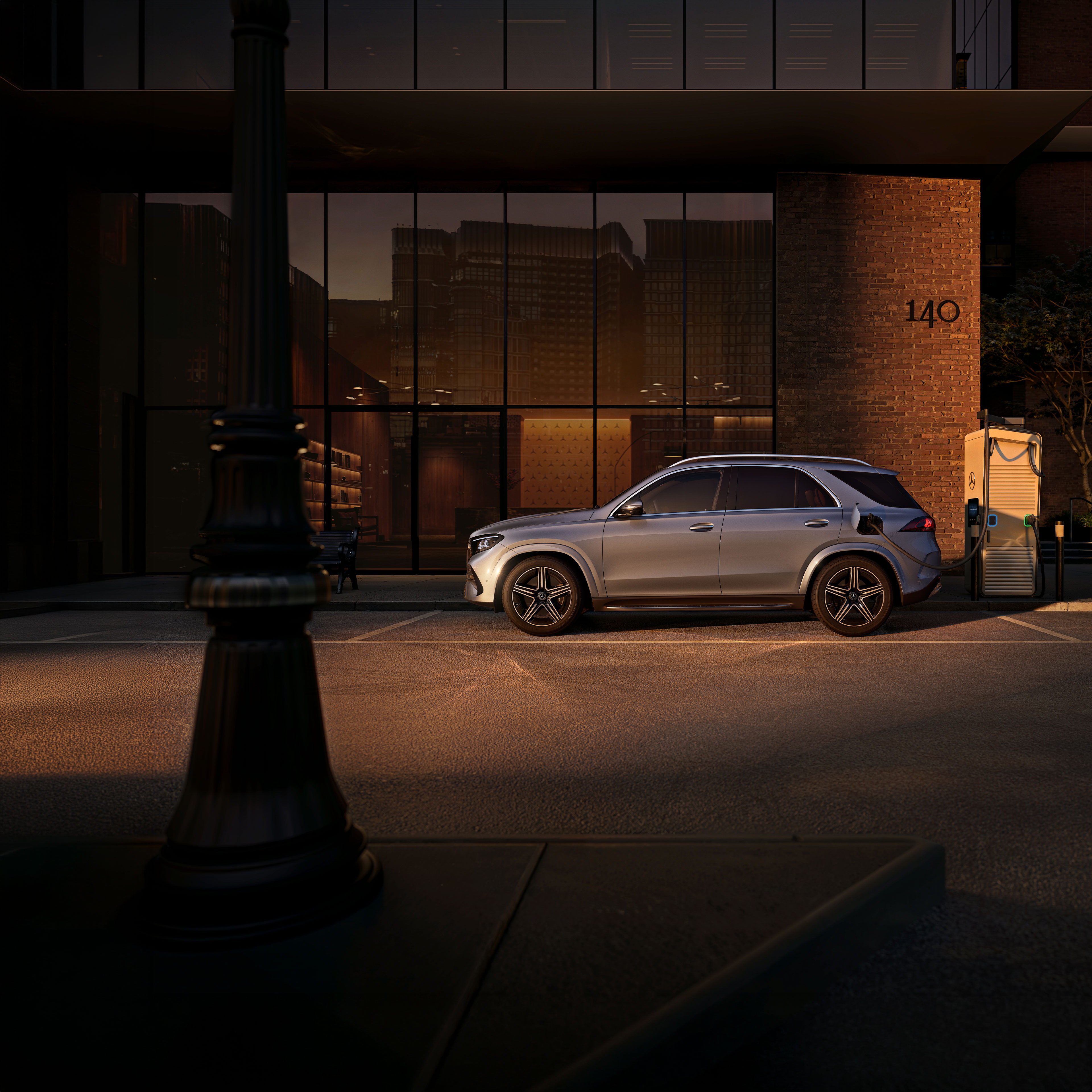 Modelli ibridi plug-in | Mercedes-Benz La Mercedes-Benz GLE SUV in una foto laterale davanti a una grande casa.