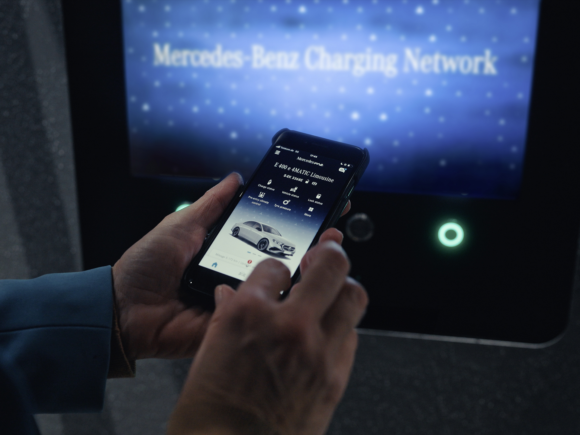 Possibilità di ricarica | Modelli ibridi plug-in | Mercedes-Benz Qualcuno tiene in mano uno smartphone con un’applicazione che mostra le opzioni di ricarica per le auto ibride plug-in di Mercedes-Benz.