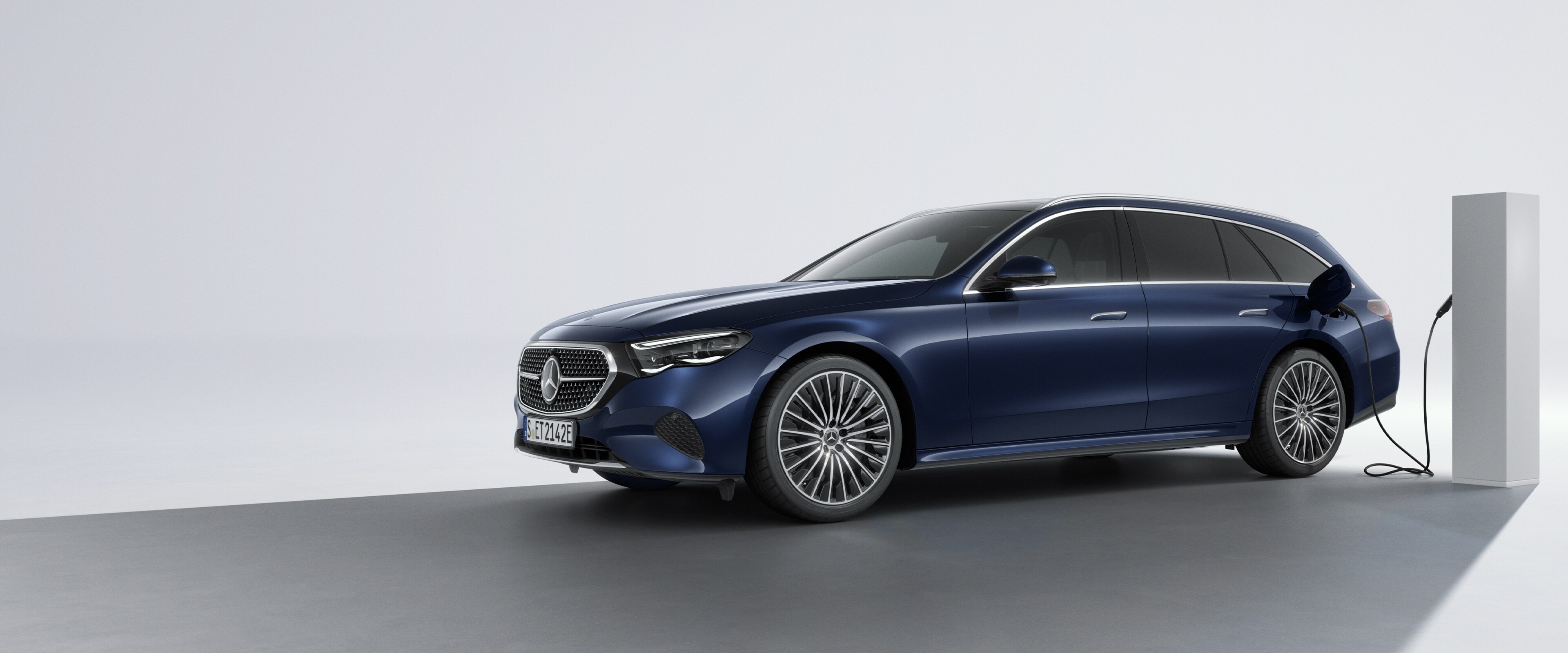 Una vettura Plug-in hybrid Mercedes-Benz vista da dietro lateralmente presso una stazione di ricarica.