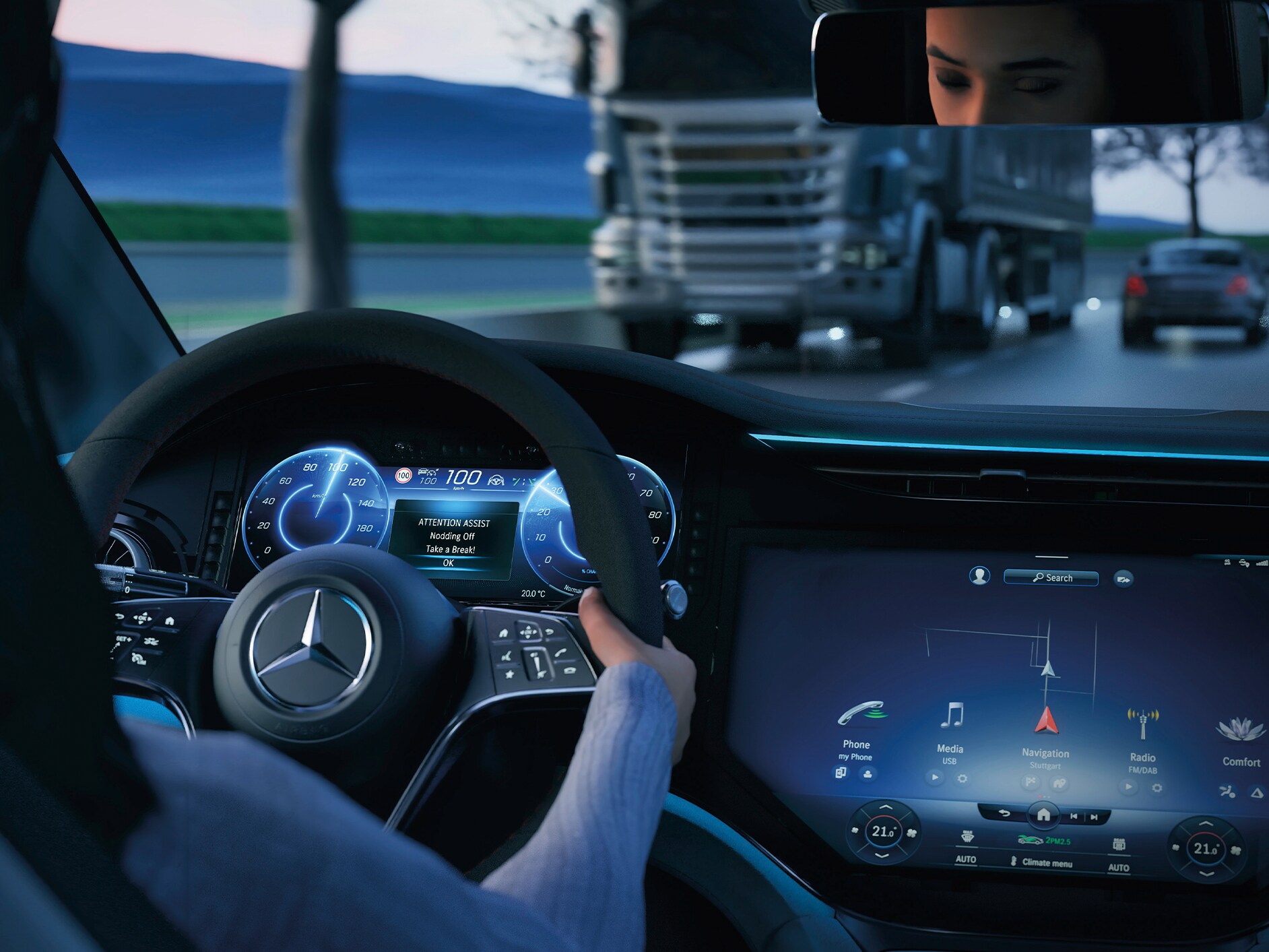 Vista interna dell'abitacolo di un'auto Mercedes-Benz.