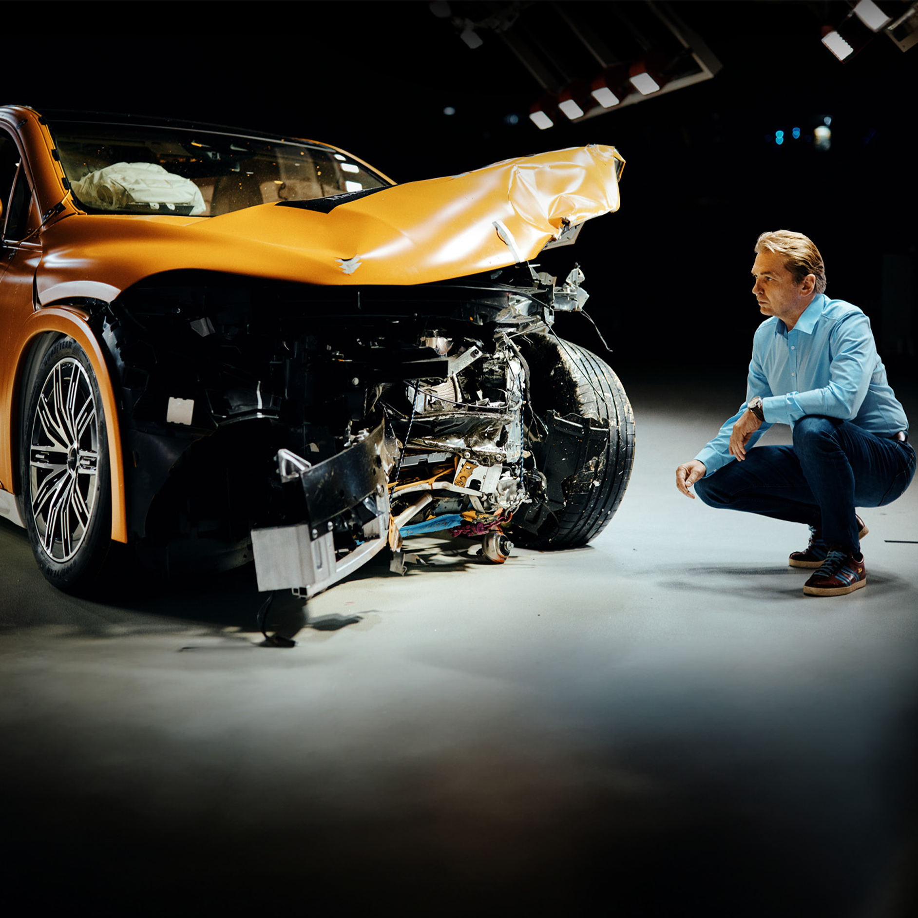 Esperti di crash test | Sicurezza | Mercedes-Benz Un esperto di crash test mentre esamina una Mercedes-Benz incidentata sul frontale