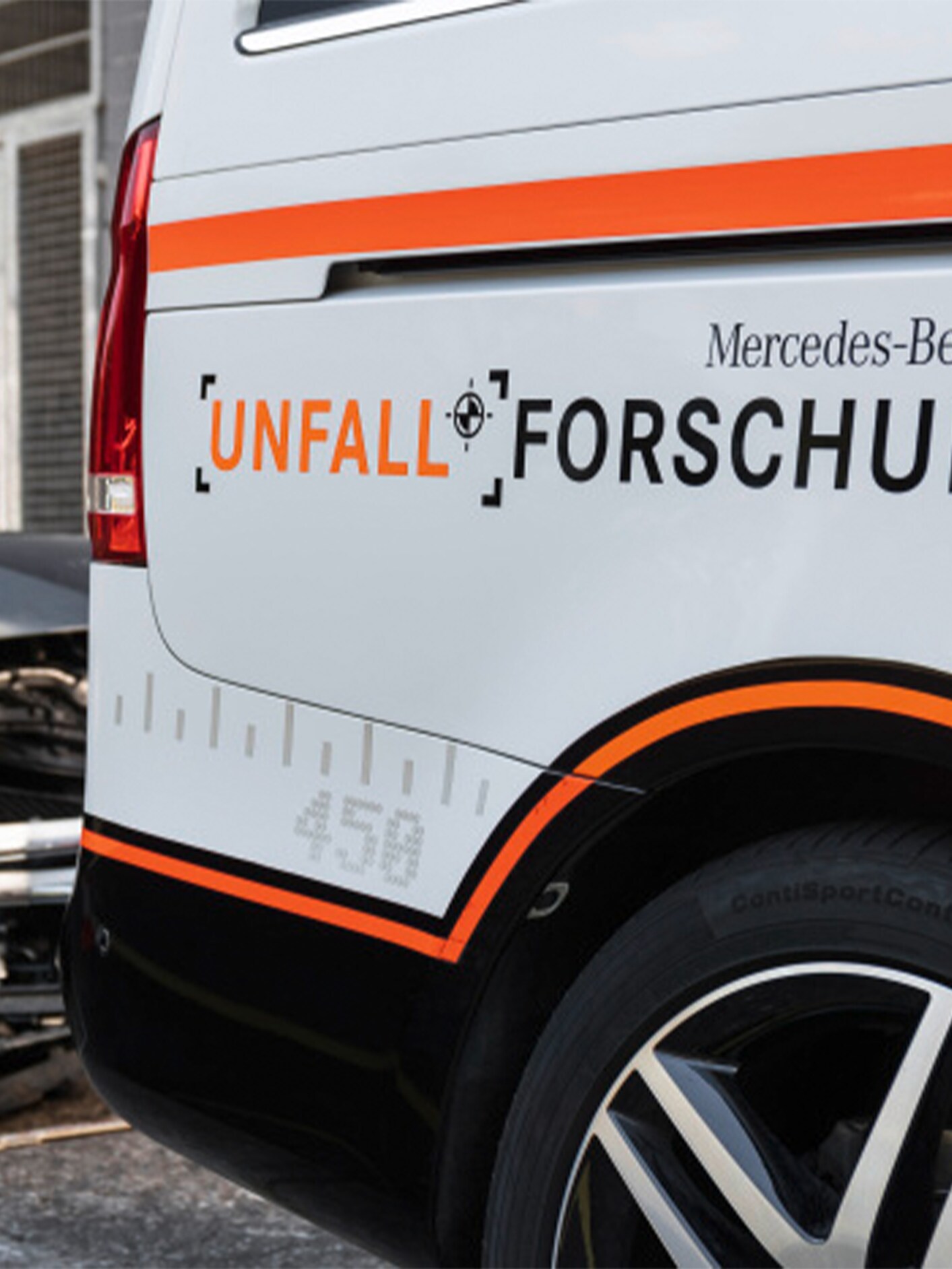 Un'auto Mercedes-Benz con la scritta "Accident research" stampata sul lato sinistro.