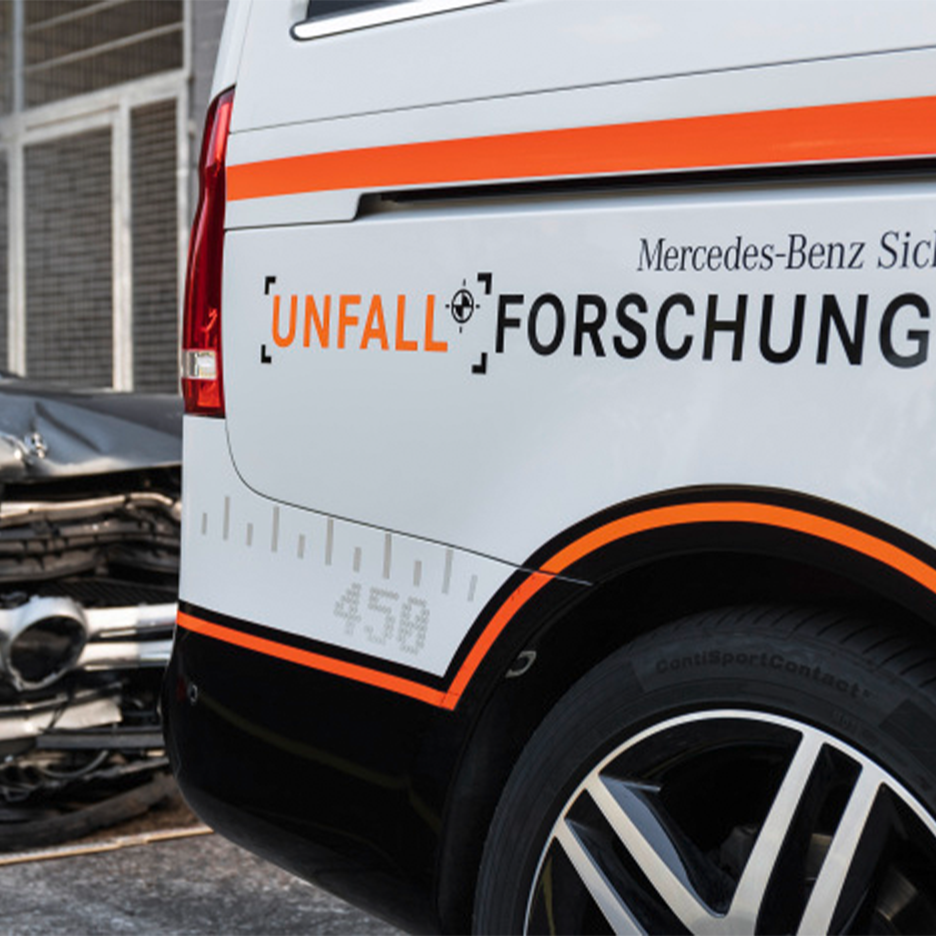 Esame degli incidenti reali | Sicurezza | Mercedes-Benz Un'auto Mercedes-Benz con la scritta "Accident research" stampata sul lato sinistro.
