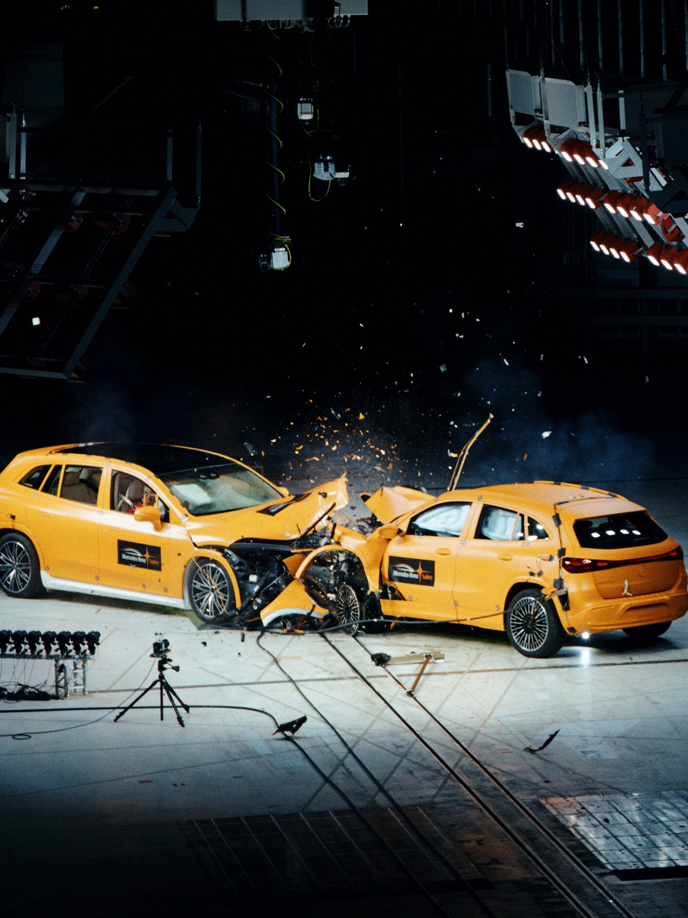 Incidente frontale tra due auto Mercedes-Benz ripreso dalle telecamere dei crash test.