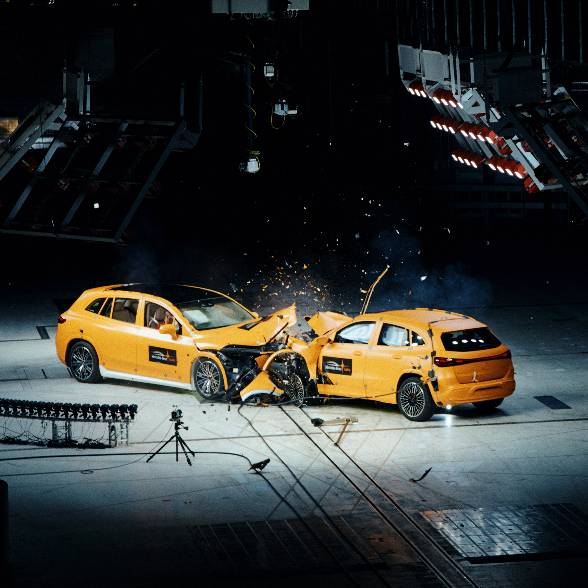 La sicurezza deve estendersi ad ogni tecnologia di trazione | Sicurezza | Mercedes-Benz Incidente frontale tra due auto Mercedes-Benz ripreso dalle telecamere dei crash test.
