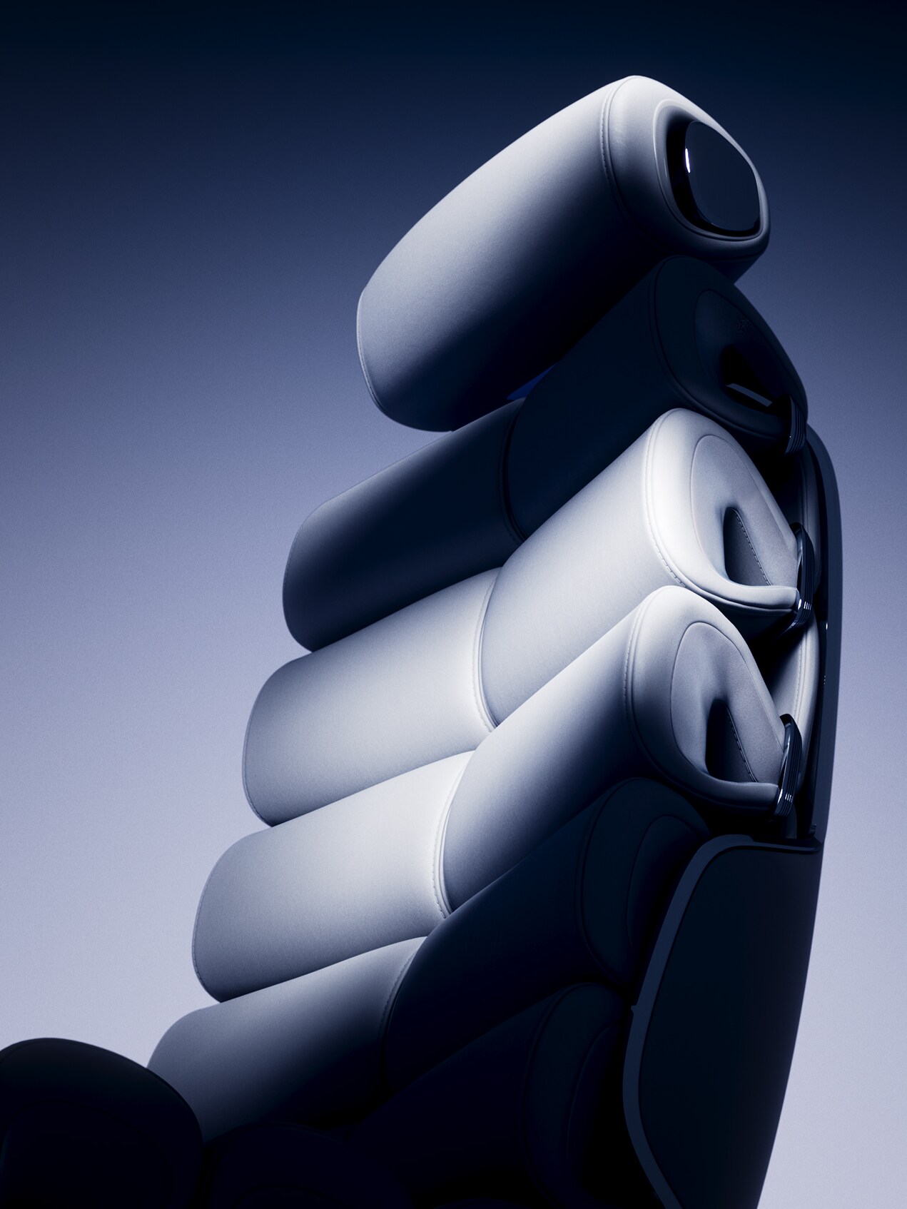 Il sedile singolo può essere visto da vicino. Si possono notare i cuscini tubolari flessibili, che conferiscono al sedile un design futuristico unico.