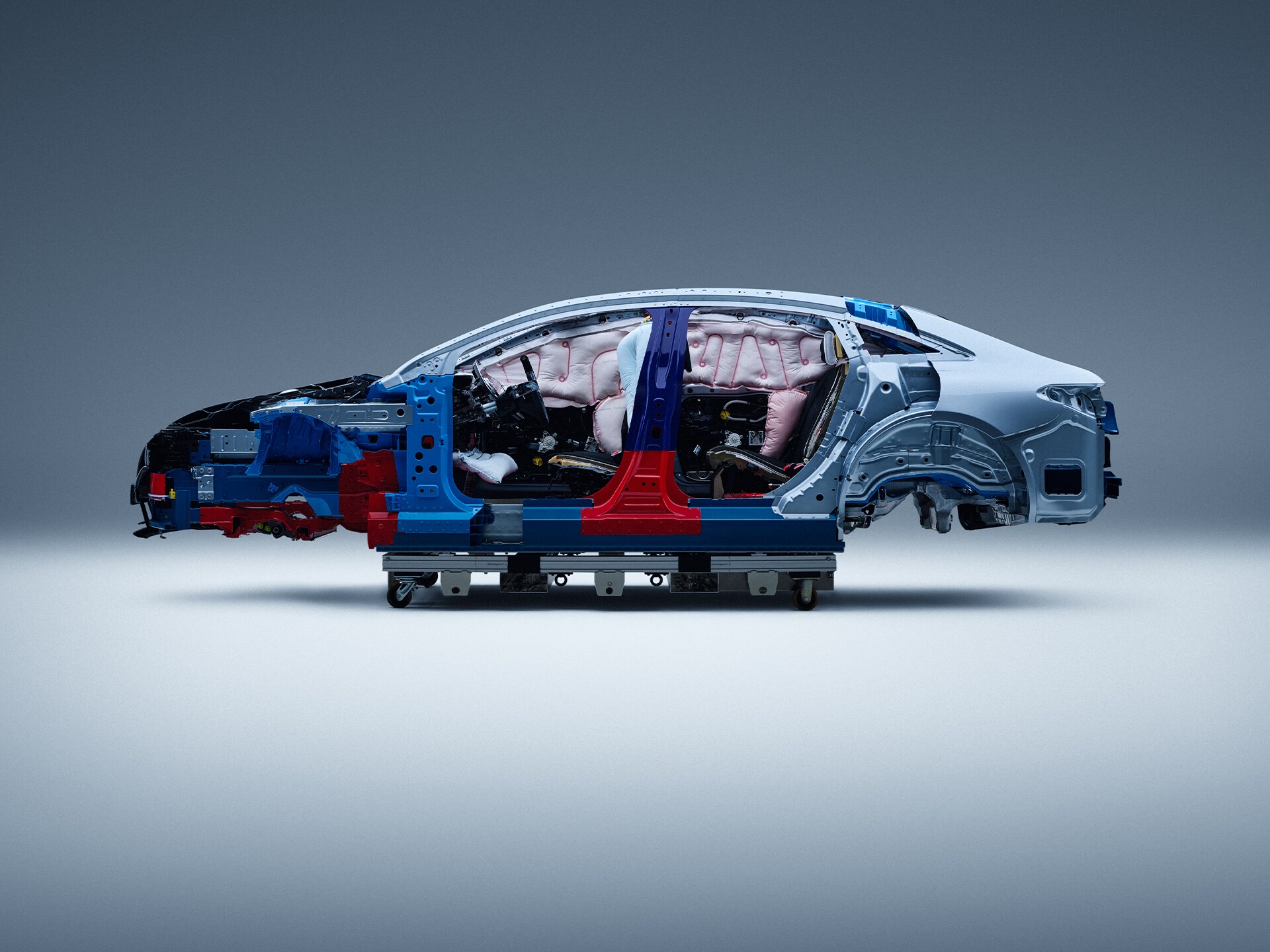 Vista laterale di un’auto Mercedes-Benz parzialmente smontata per la ricerca sulla sicurezza.