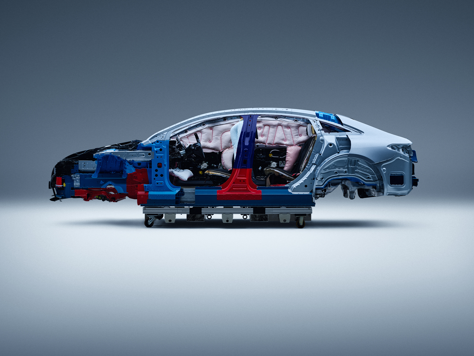 Sicurezza | Mercedes-Benz Vista laterale di un’auto Mercedes-Benz parzialmente smontata per la ricerca sulla sicurezza.