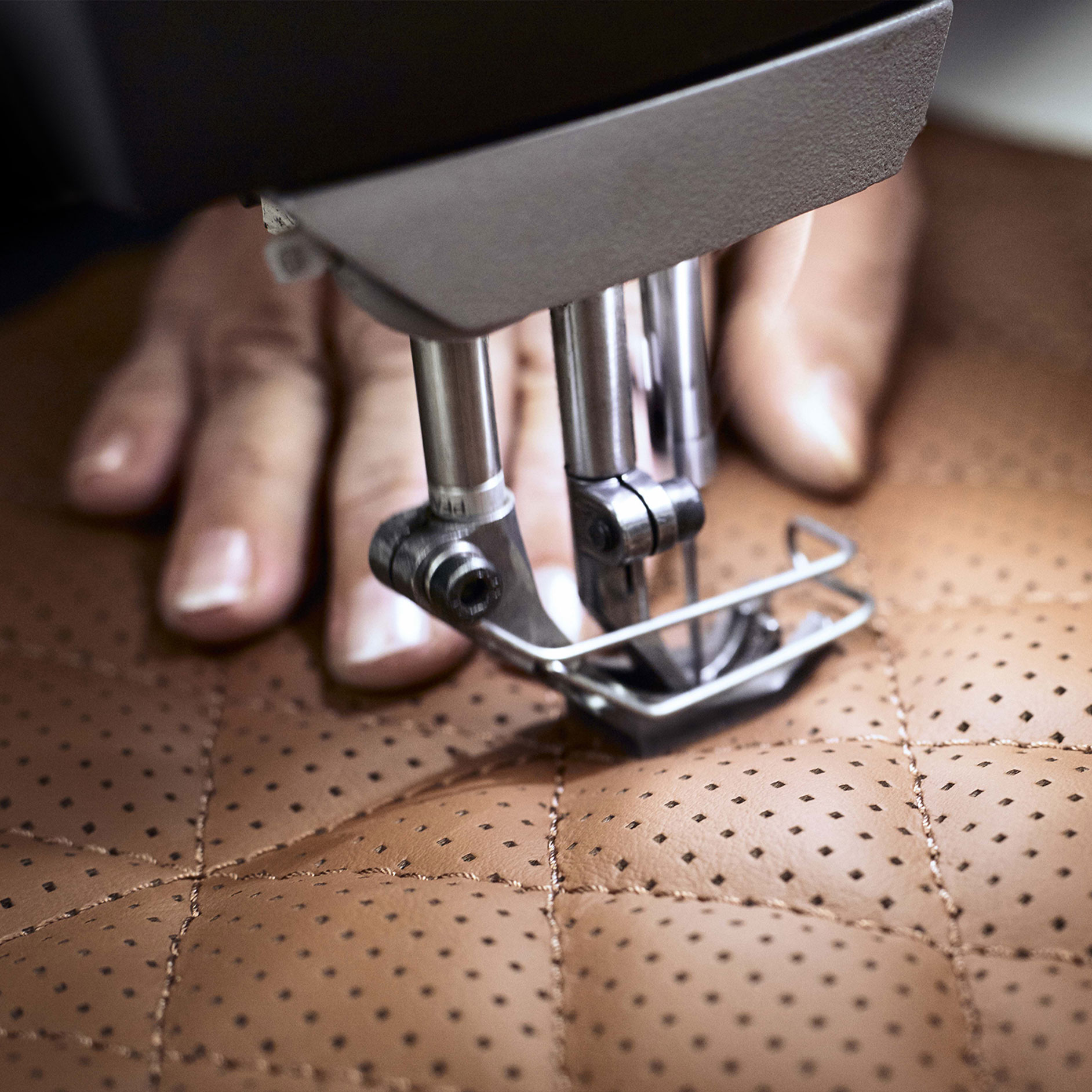 Il tessuto MANUFAKTUR con la Stella Mercedes-Benz viene lavorato a mano. Il tessuto MANUFAKTUR con la Stella Mercedes-Benz viene lavorato a mano.