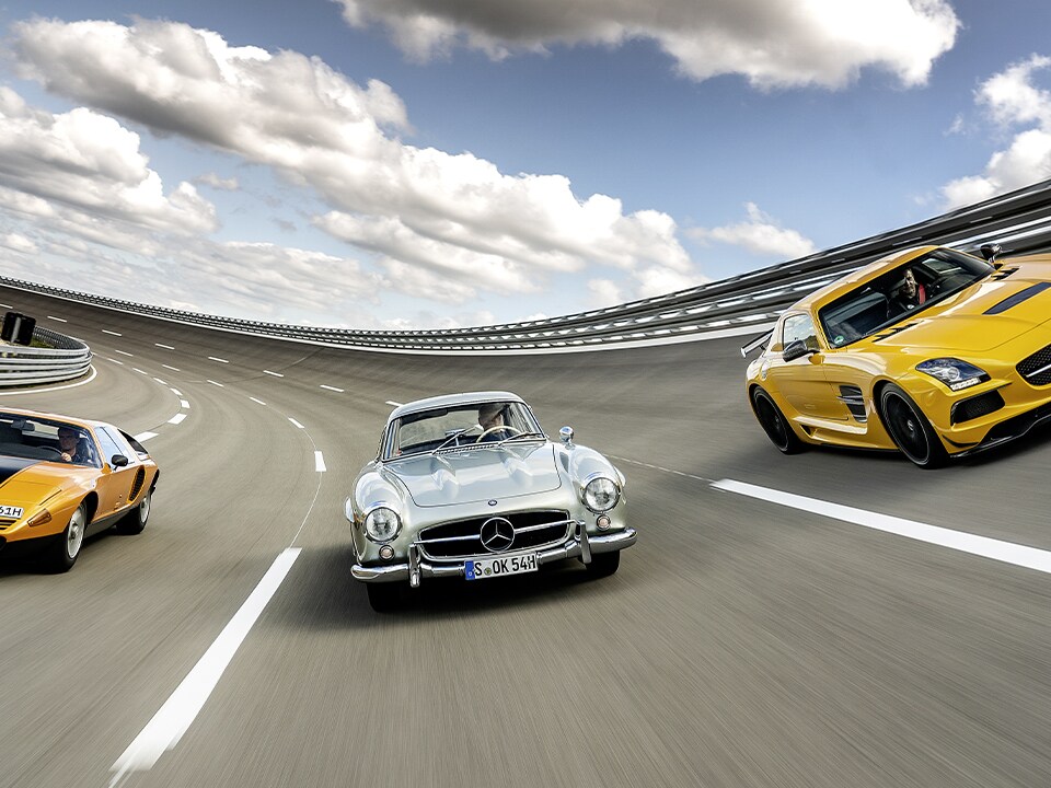 Tre vetture storiche Mercedes-Benz in pista
