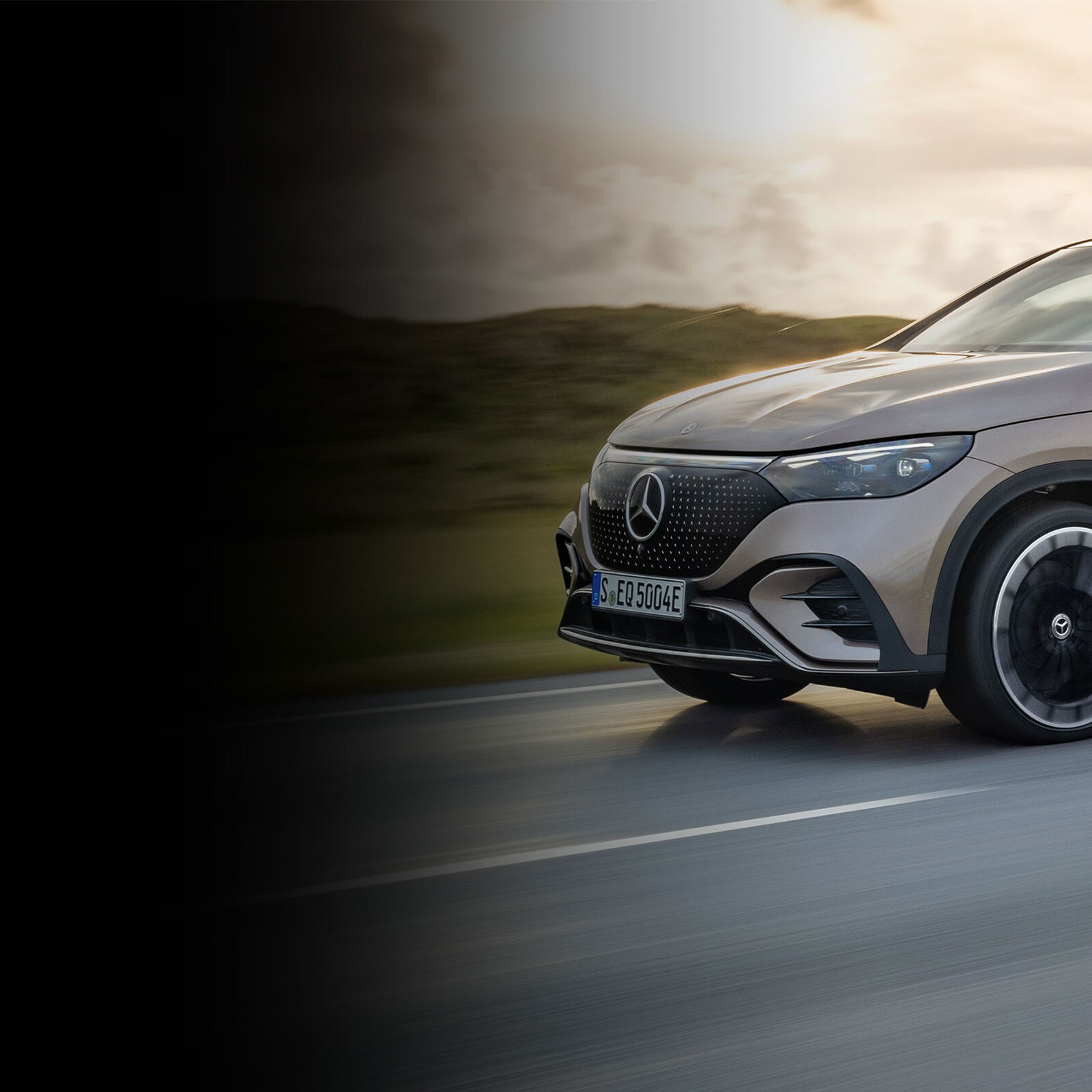 La Mercedes-Benz EQE 350+ in vista laterale.