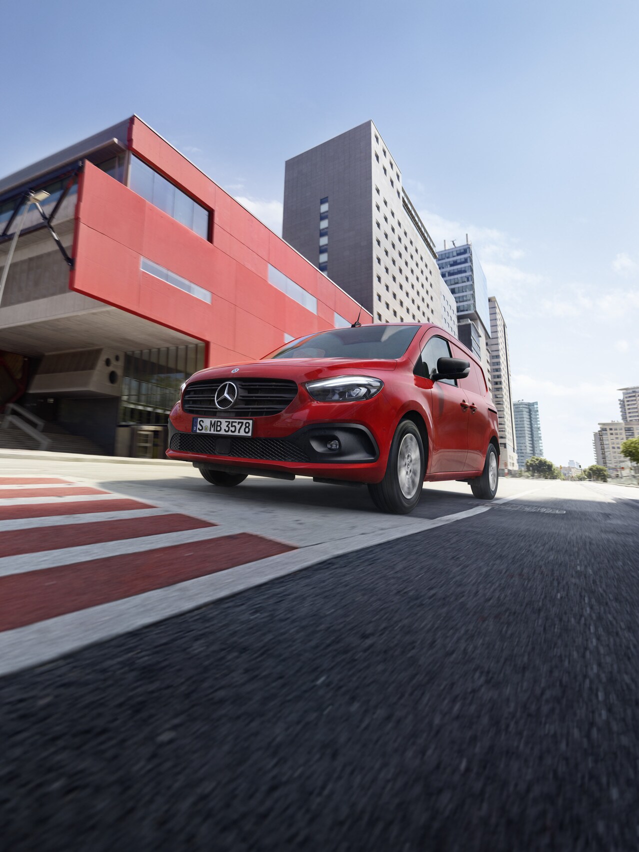 Mercedes-Benz Citan Furgone che percorre una strada.