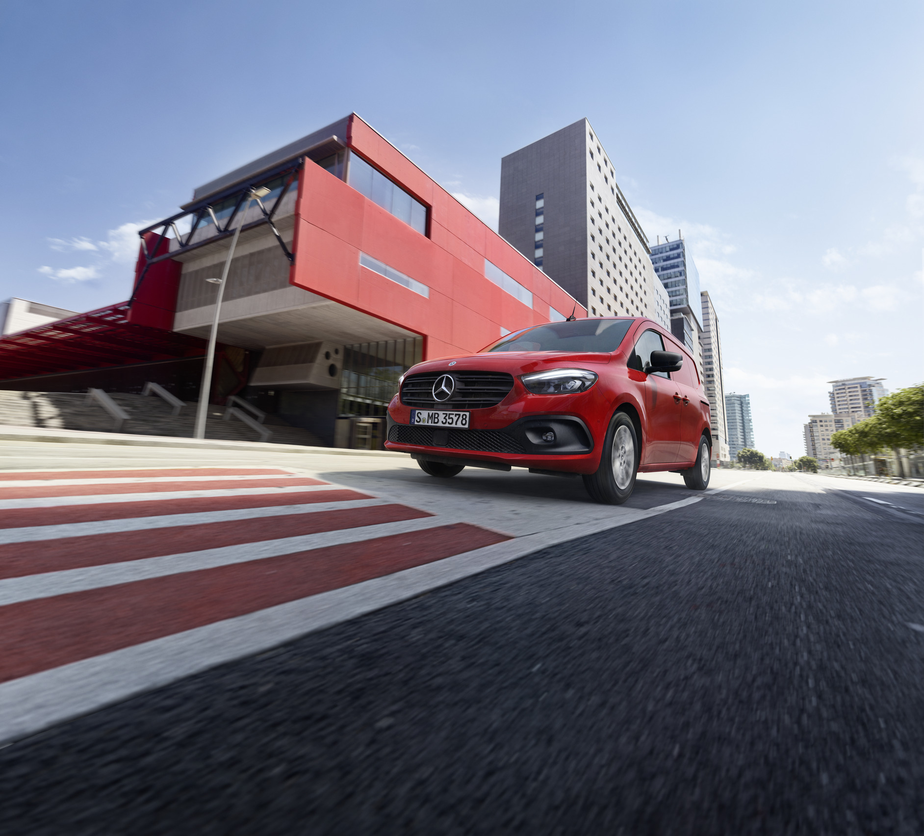 eCitan e Citan | Mercedes-Benz Mercedes-Benz Citan Furgone che percorre una strada.