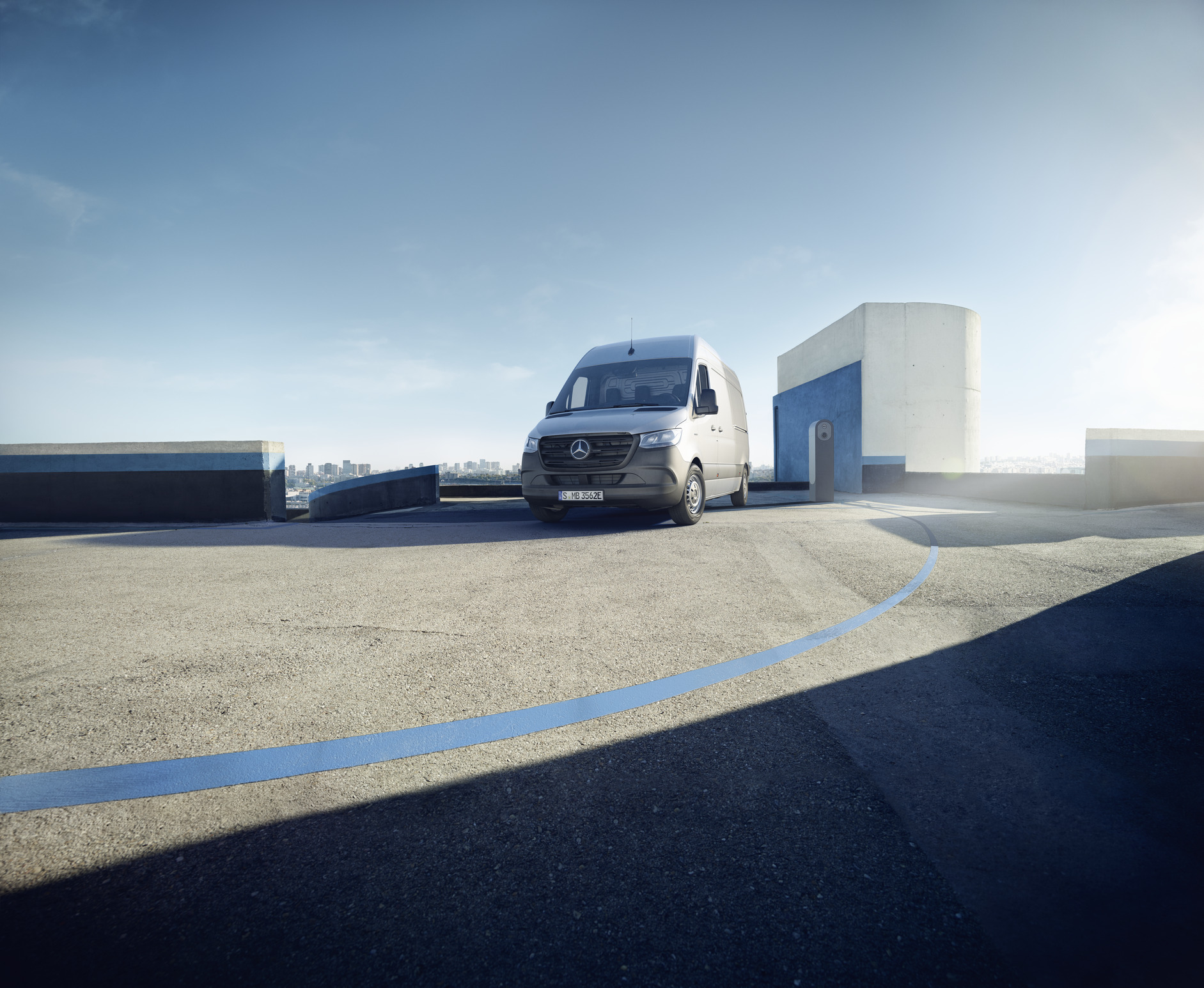 eSprinter e Sprinter | Mercedes-Benz Mercedes-Benz eSprinter Furgone parcheggiato sul tetto di un parcheggio multipiano.