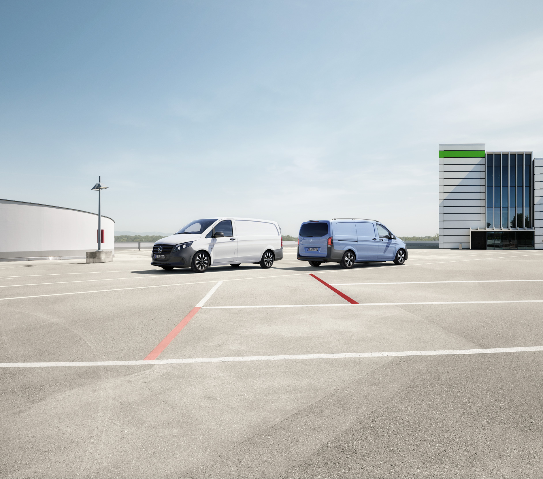 eVito e Vito | Mercedes-Benz Vito Furgone ed eVito Furgone parcheggiati su un parcheggio multipiano.