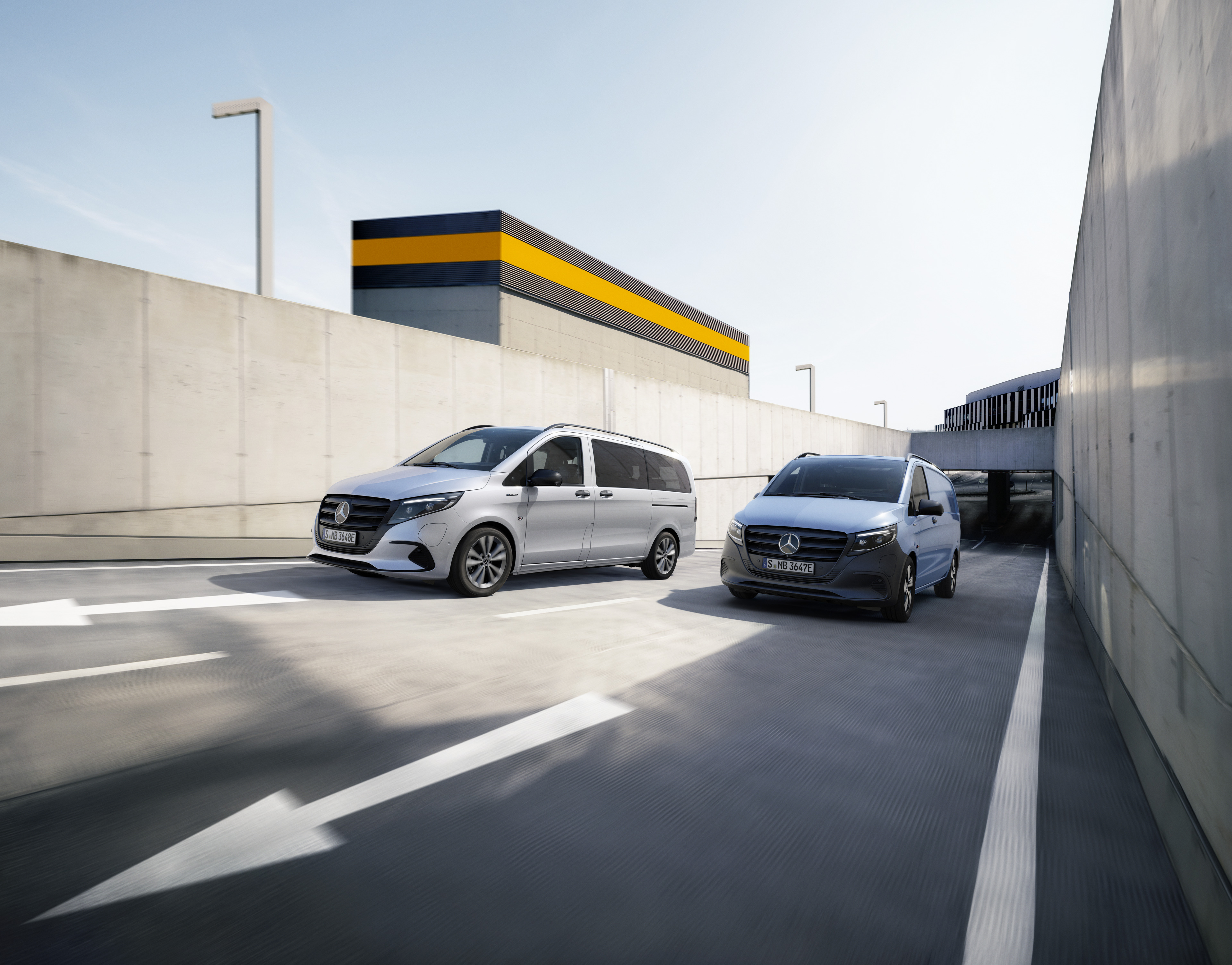 eVito Tourer ed eVito Furgone | Mercedes-Benz Un Mercedes-Benz eVito Tourer ed un eVito Furgone mentre percorrono una strada.