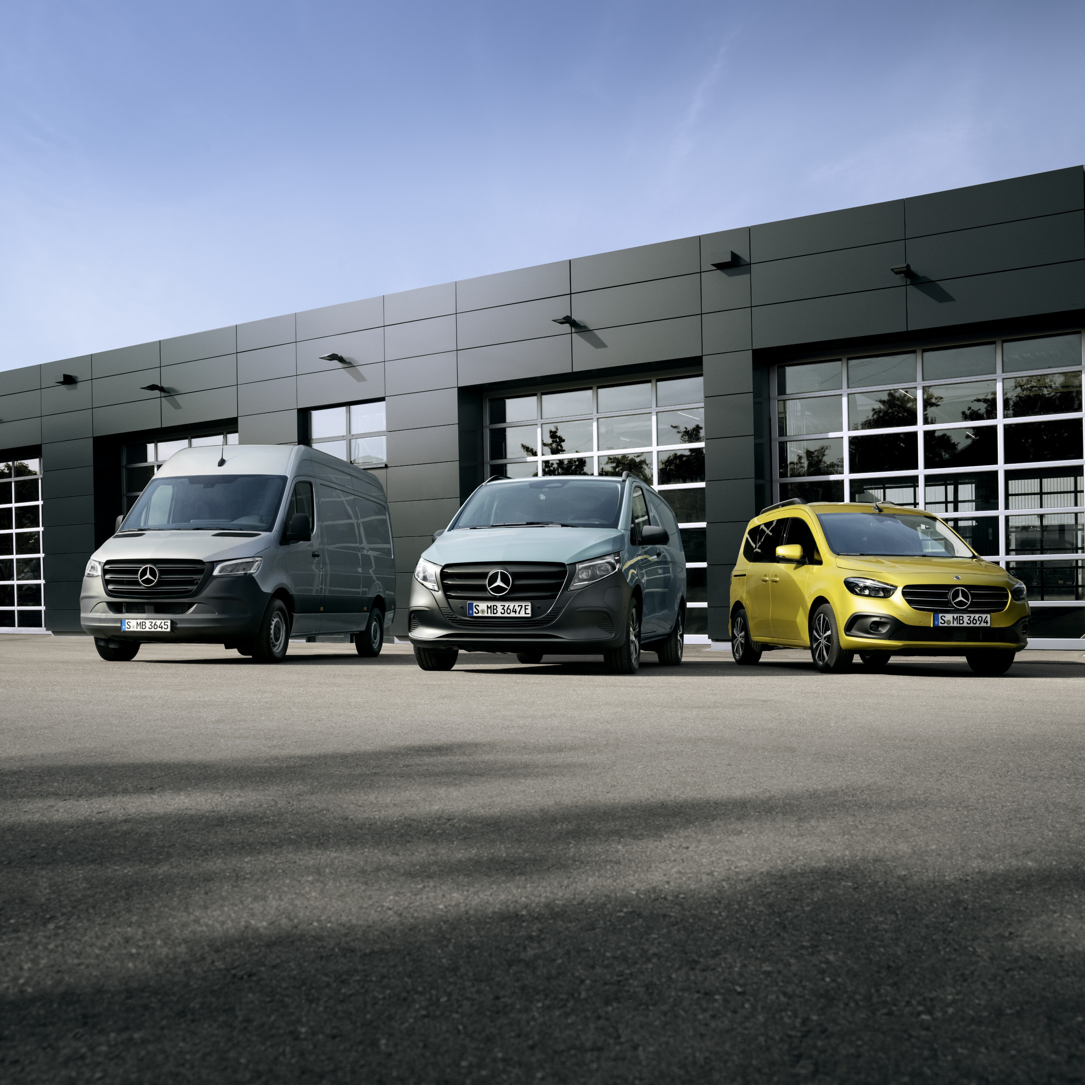 Alcuni veicoli commerciali Mercedes-Benz Certified davanti a una concessionaria