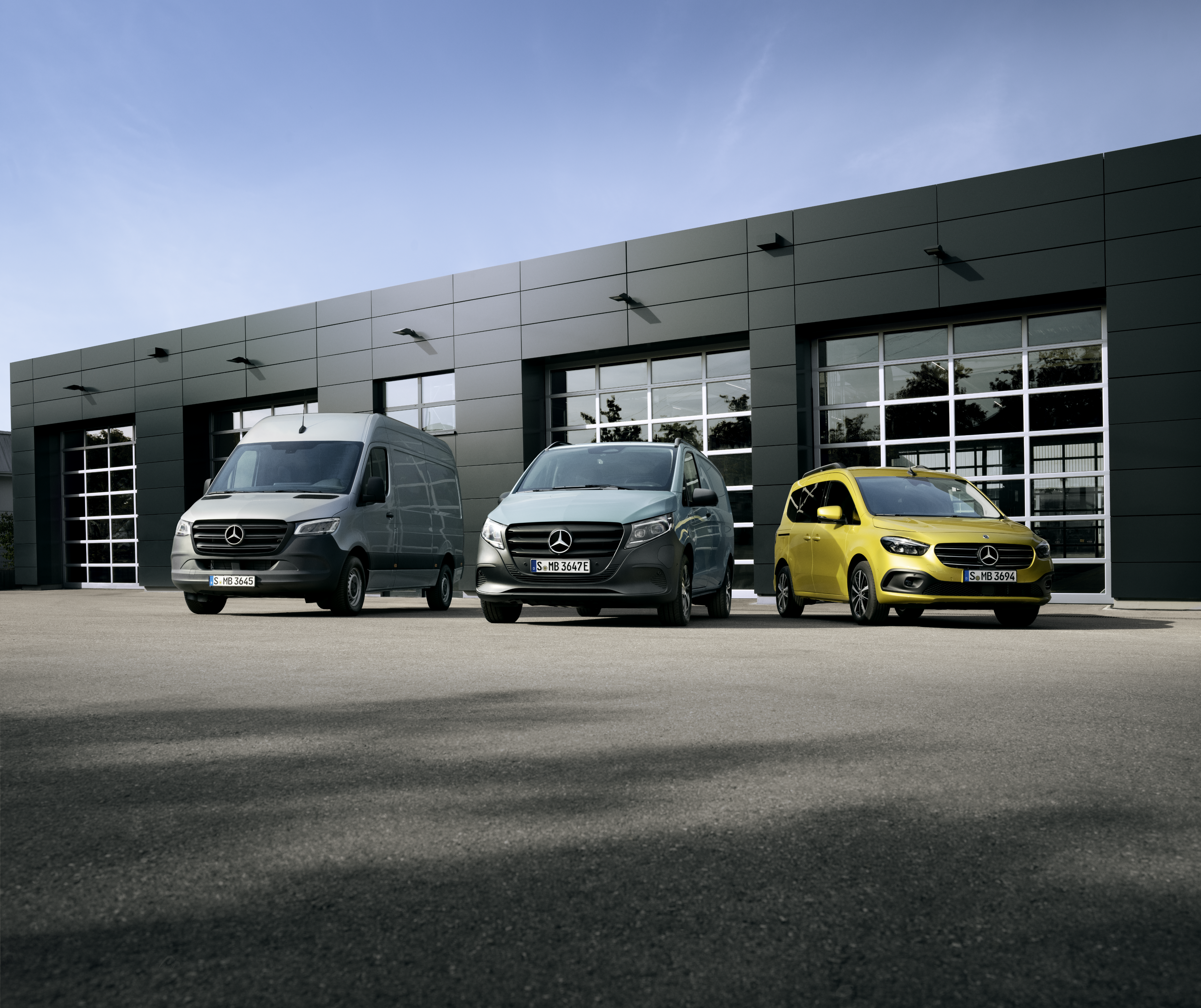 Veicoli commerciali Mercedes-Benz usati certificati Alcuni veicoli commerciali Mercedes-Benz Certified davanti a una concessionaria