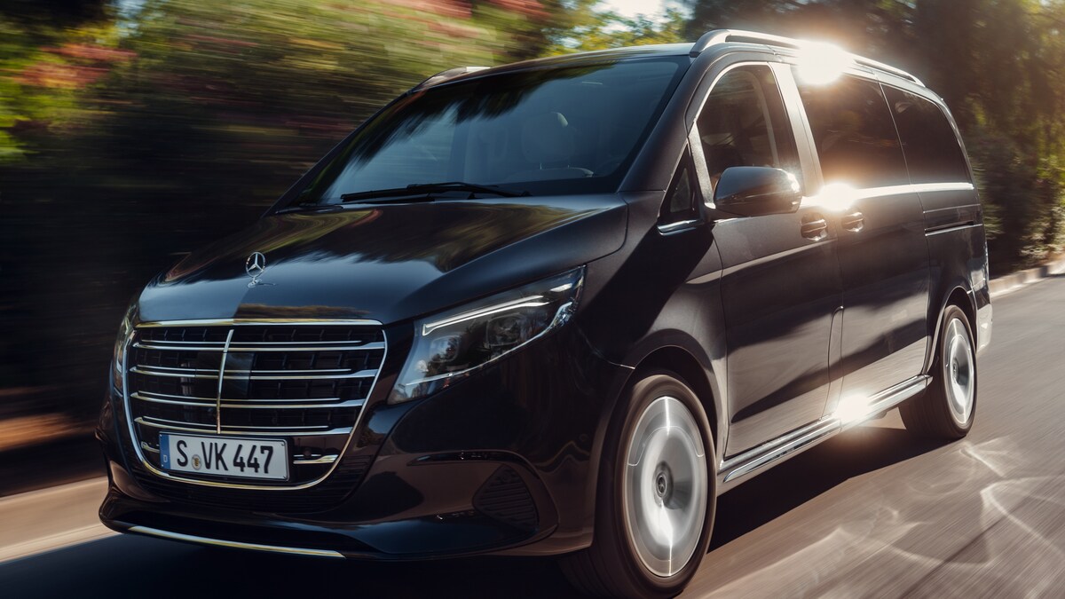 Una Mercedes-Benz Classe V nera mentre attraversa un paesaggio vibrante