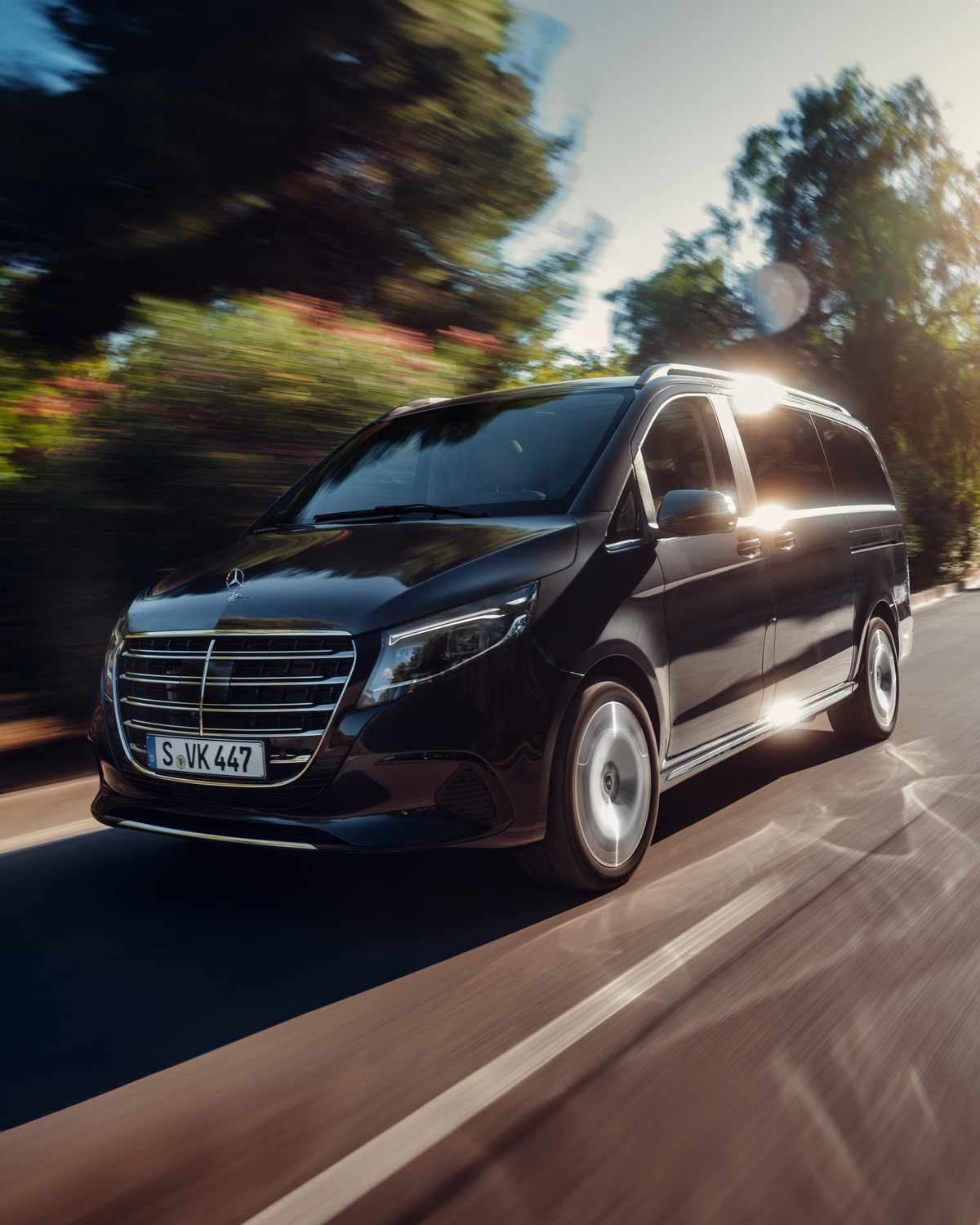 Scopri l'eleganza della Mercedes-Benz Classe V Una Mercedes-Benz Classe V nera mentre attraversa un paesaggio vibrante