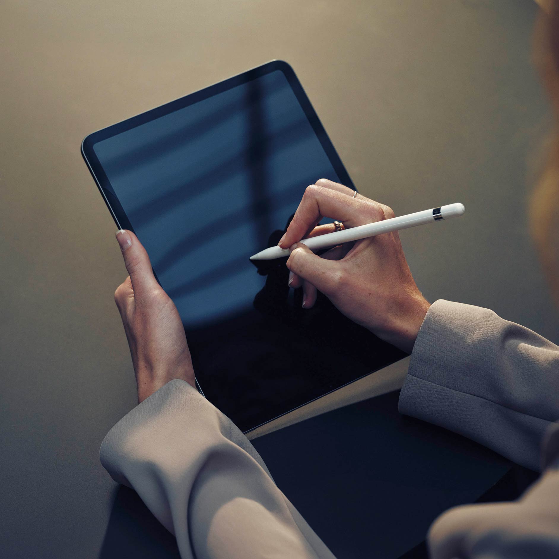 Noleggio | Finanziamento | Financial Services | Mercedes-Benz veicoli commerciali Persona che firma su un tablet