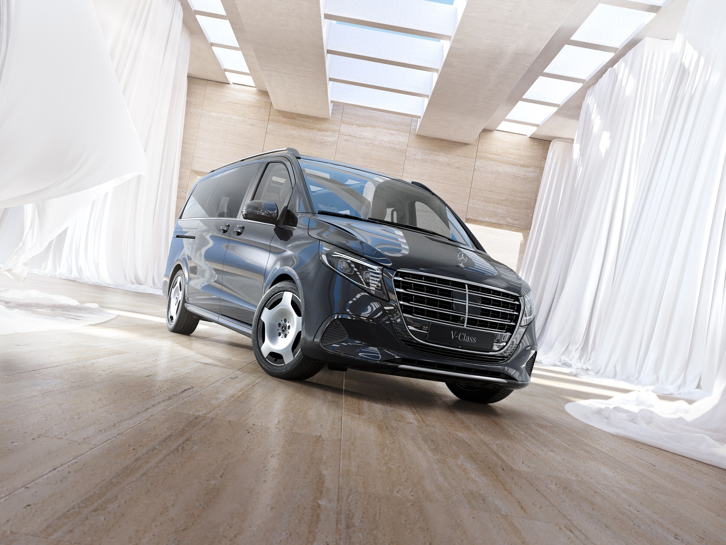 Un monovolume Mercedes-Benz Classe V in un ambiente luminoso e moderno con lucernari