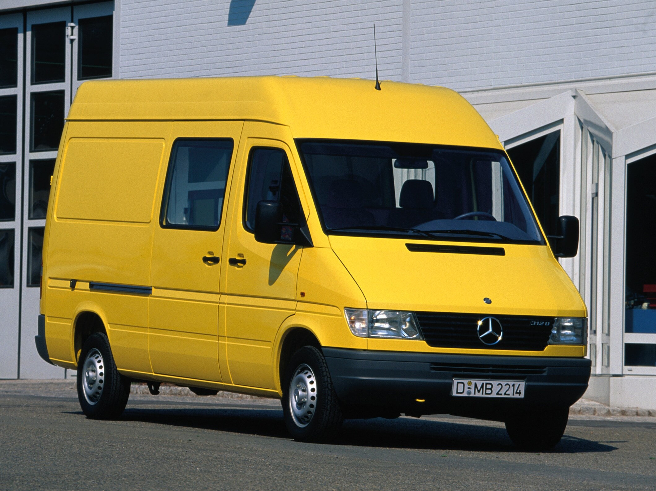 Uno Sprinter di prima generazione parcheggiato davanti a un capannone industriale