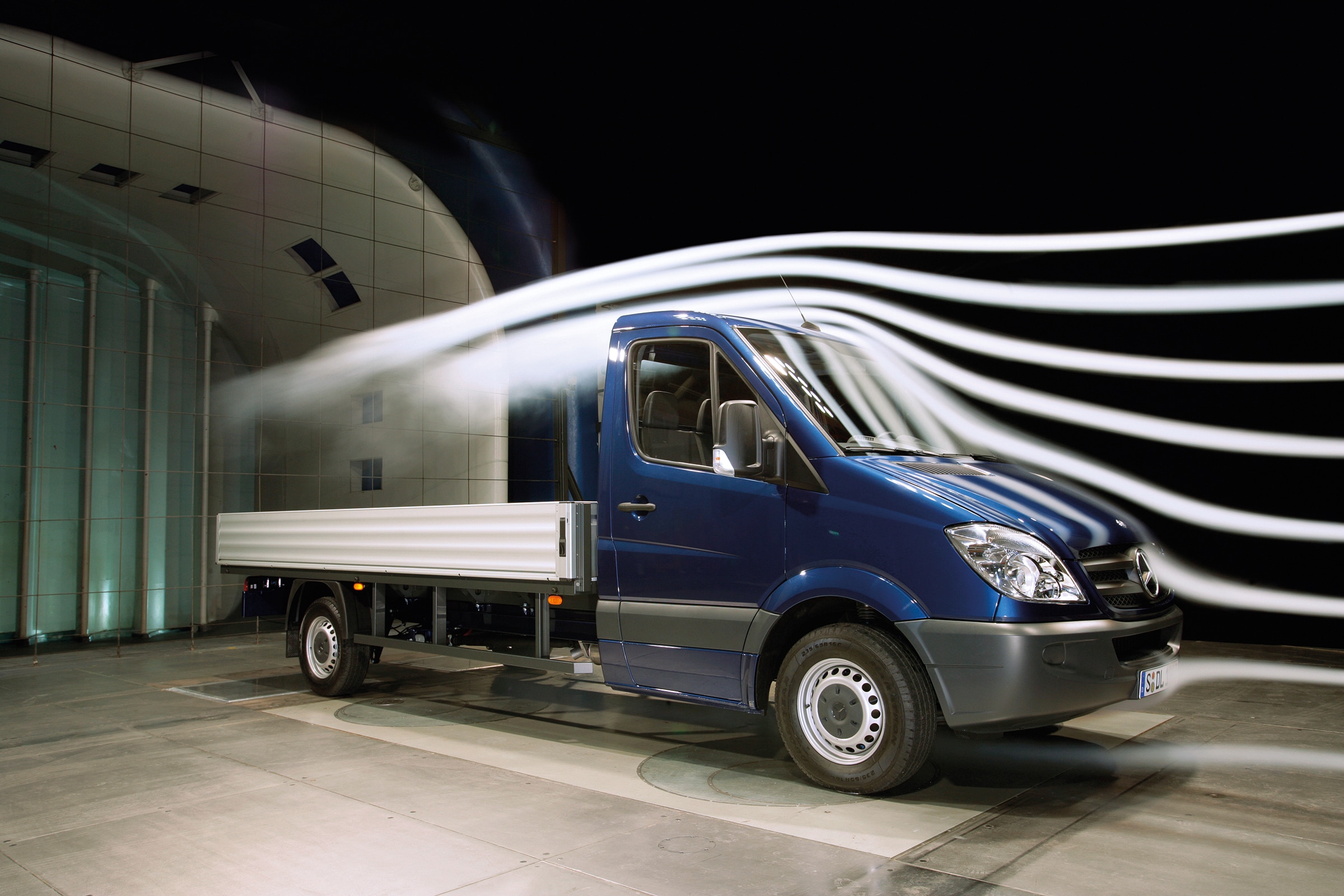 Il veicolo cassonato Sprinter di seconda generazione | Storia dei veicoli commerciali | Mercedes-Benz Veicolo cassonato Sprinter esposto durante i i test nella galleria del vento