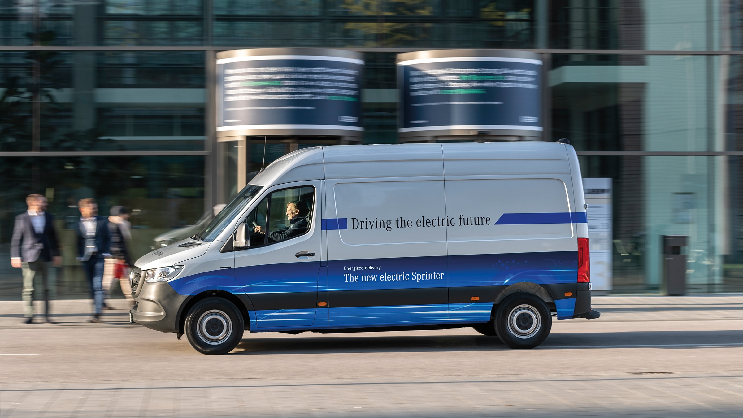 Il furgone eSprinter di seconda generazione | Storia dei veicoli commerciali | Mercedes-Benz Un furgone Mercedes-Benz eSprinter Panel Van mentre percorre una strada di una città moderna