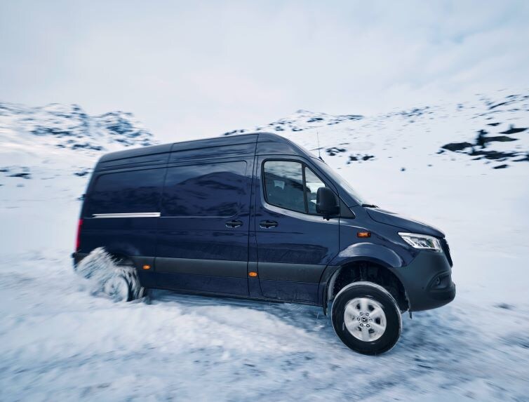 Sprinter Tourer percorre una strada innevata.