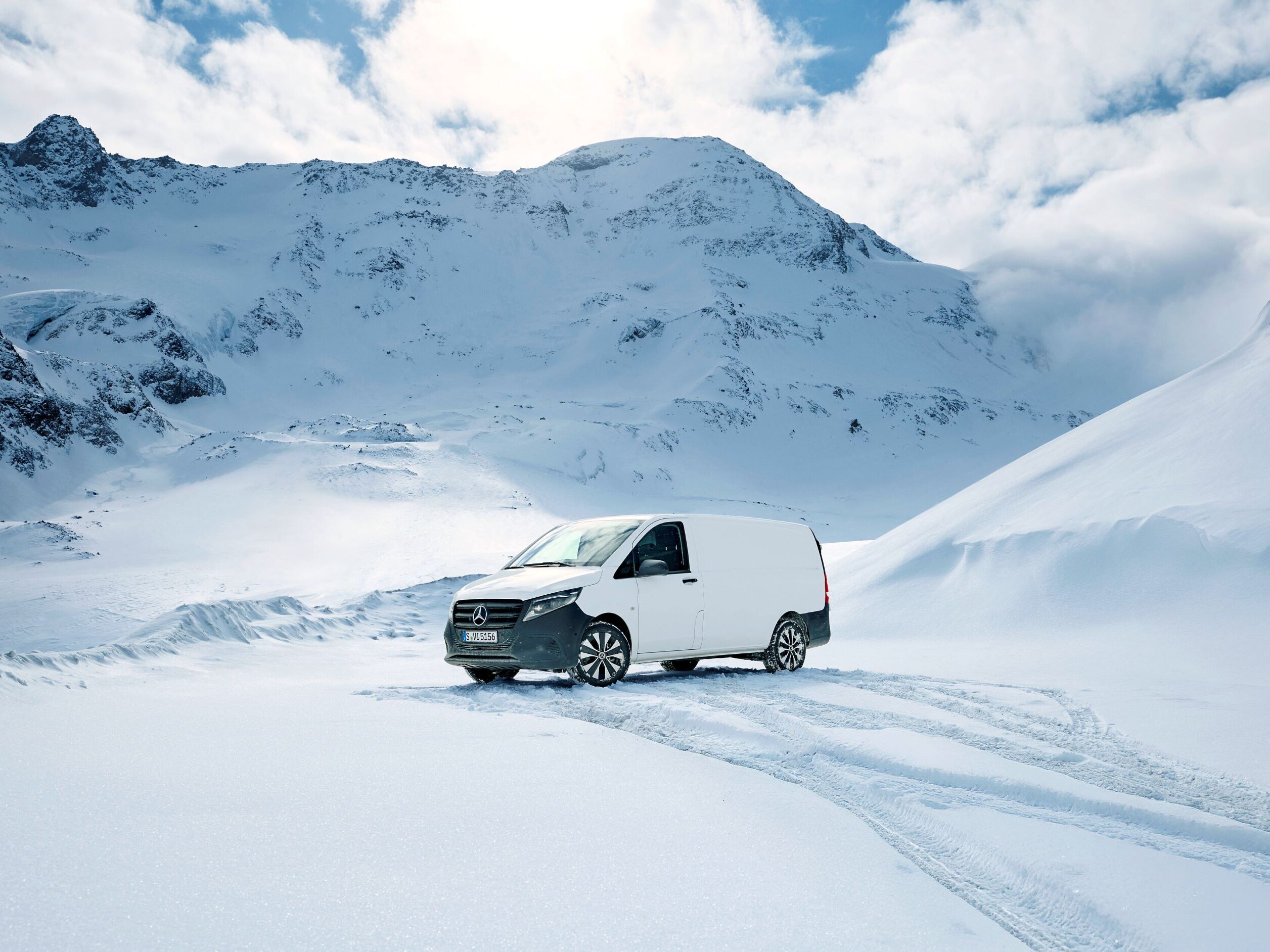 Vista posteriore di Vito Furgone con targhetta 4x4..