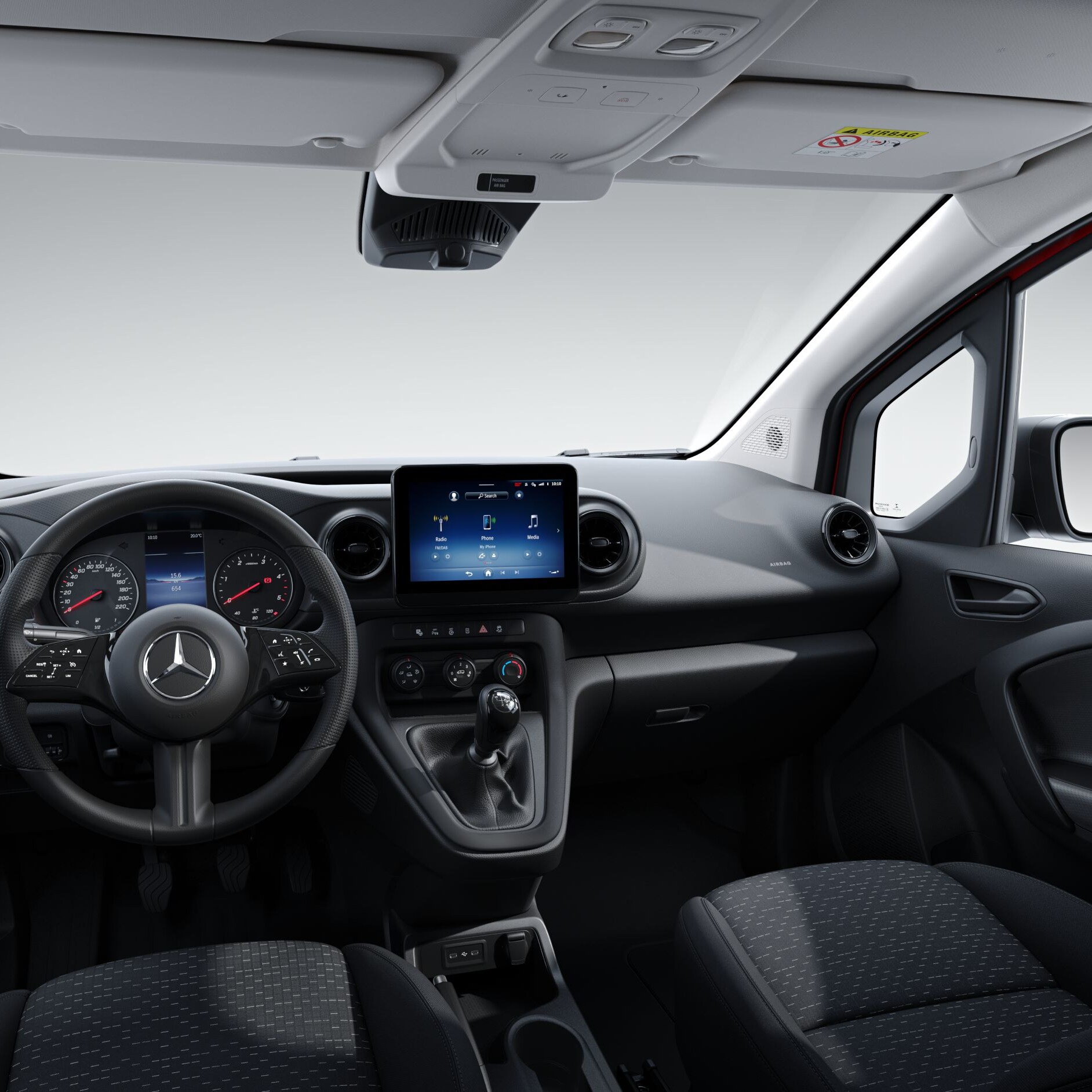 Una mano tocca il touchscreen del sistema multimediale MBUX a bordo del Mercedes-Benz Citan.