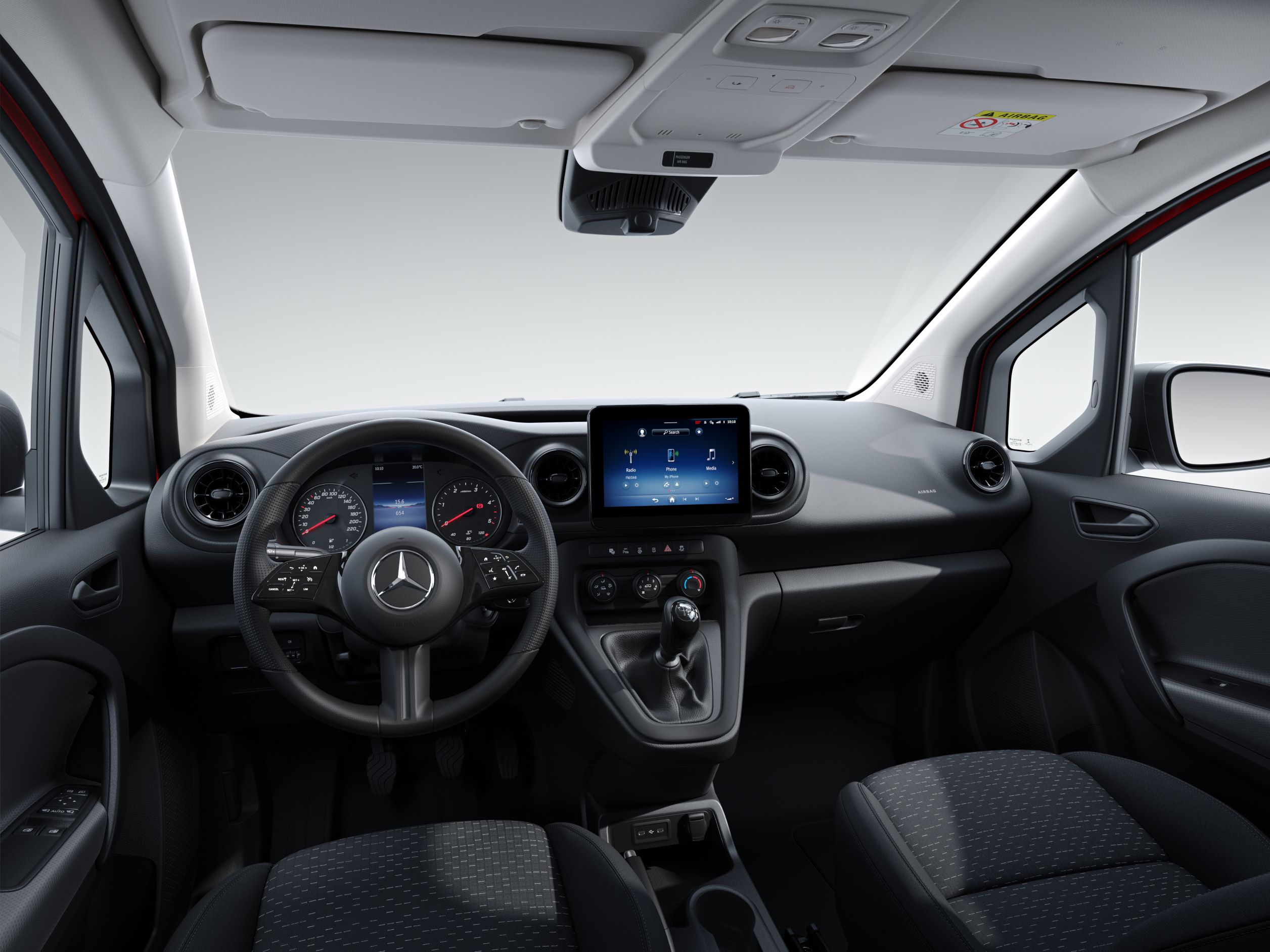 Citan funzionalità | Veicoli Commerciali Mercedes-Benz Una mano tocca il touchscreen del sistema multimediale MBUX a bordo del Mercedes-Benz Citan.