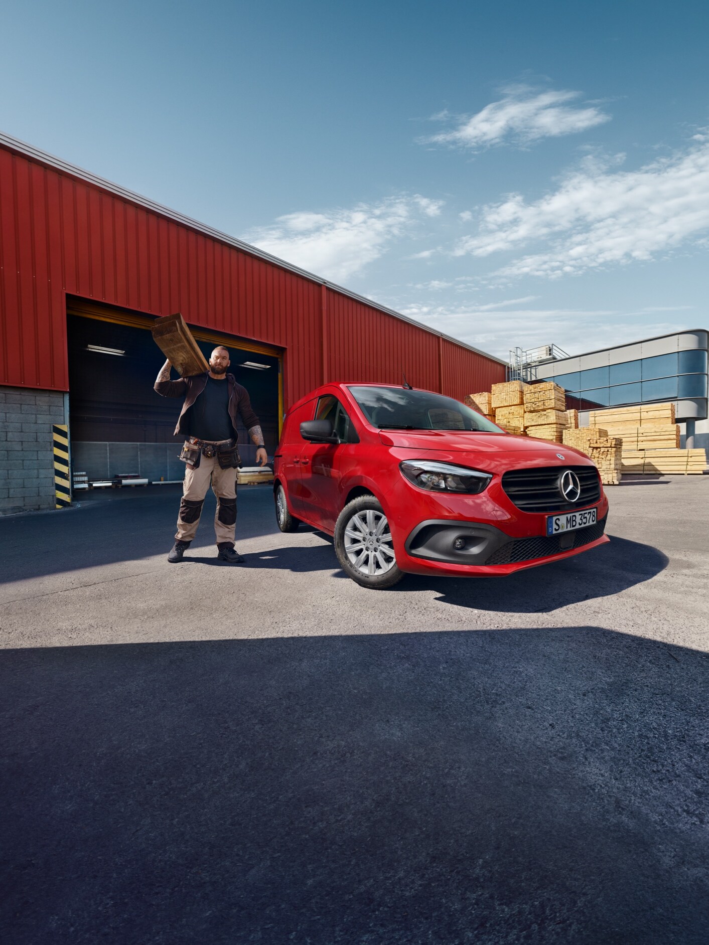 Un Mercedes-Benz eCitan Furgone in un'area logistica.